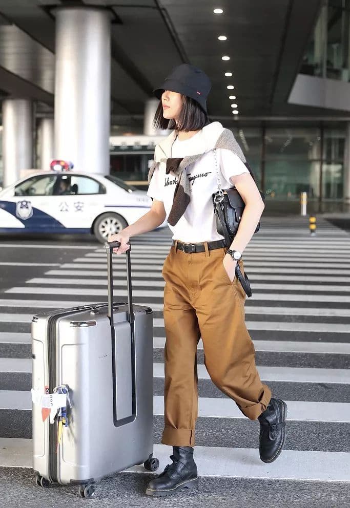 劉雯選擇白色Logo T-shirt為搭機服裝,體現好穿的服裝舒適度。(Salvatore Ferragamo提供)