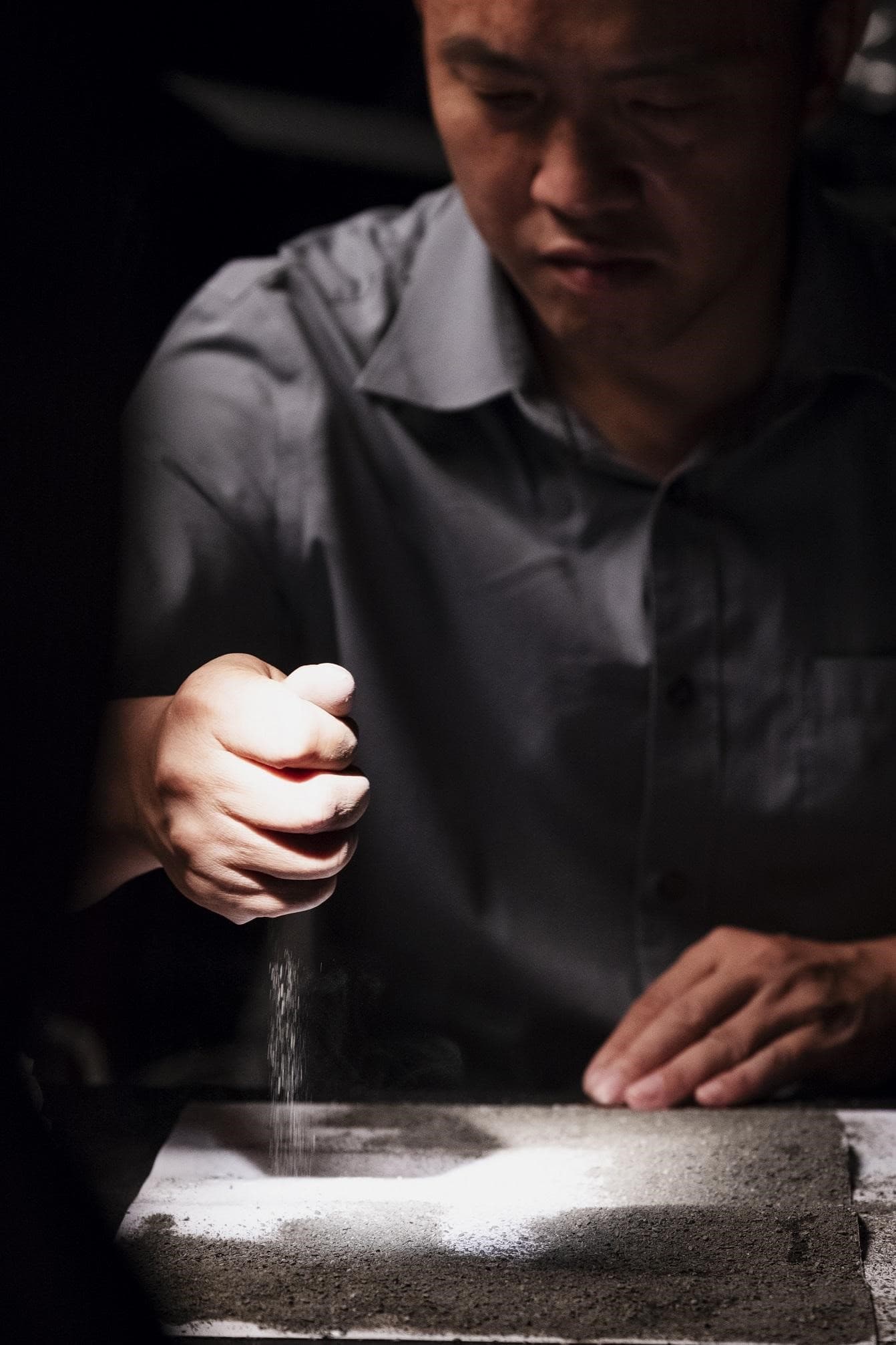 鄭問在繪畫上不斷開發新技法,《千年一問》中也重現他使用沙子等各種創作方式。(貝殼放大提供)