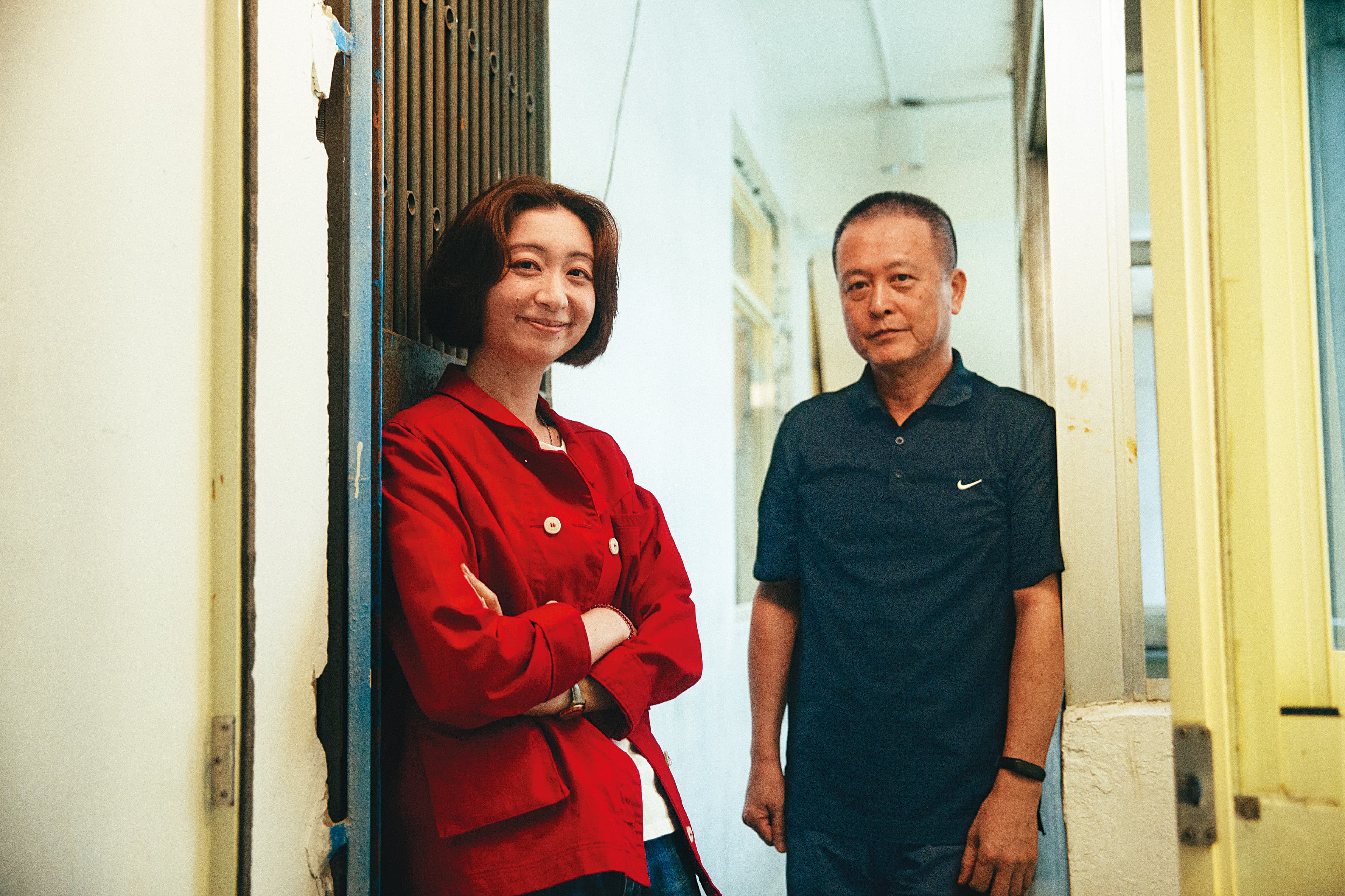 導演王婉柔(左)與資深攝影師韓允中(右),在拍攝紀錄片《千年一問》時,運用各種器材、手法,表現鄭問的作品與生平。