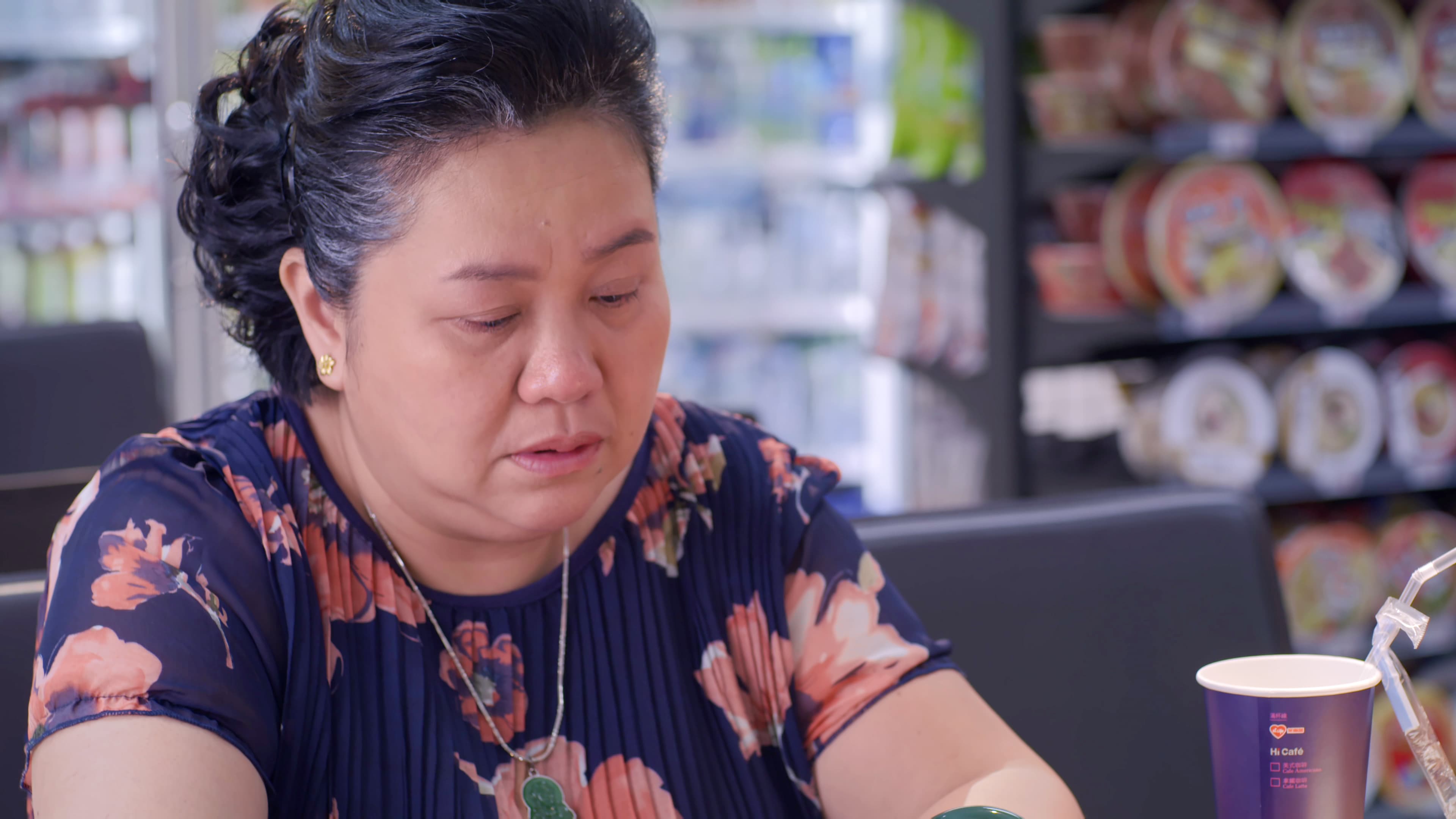 鍾欣凌看見劇中兒子已經40歲了,還跟老媽媽要錢而潸然淚下。(公視提供)