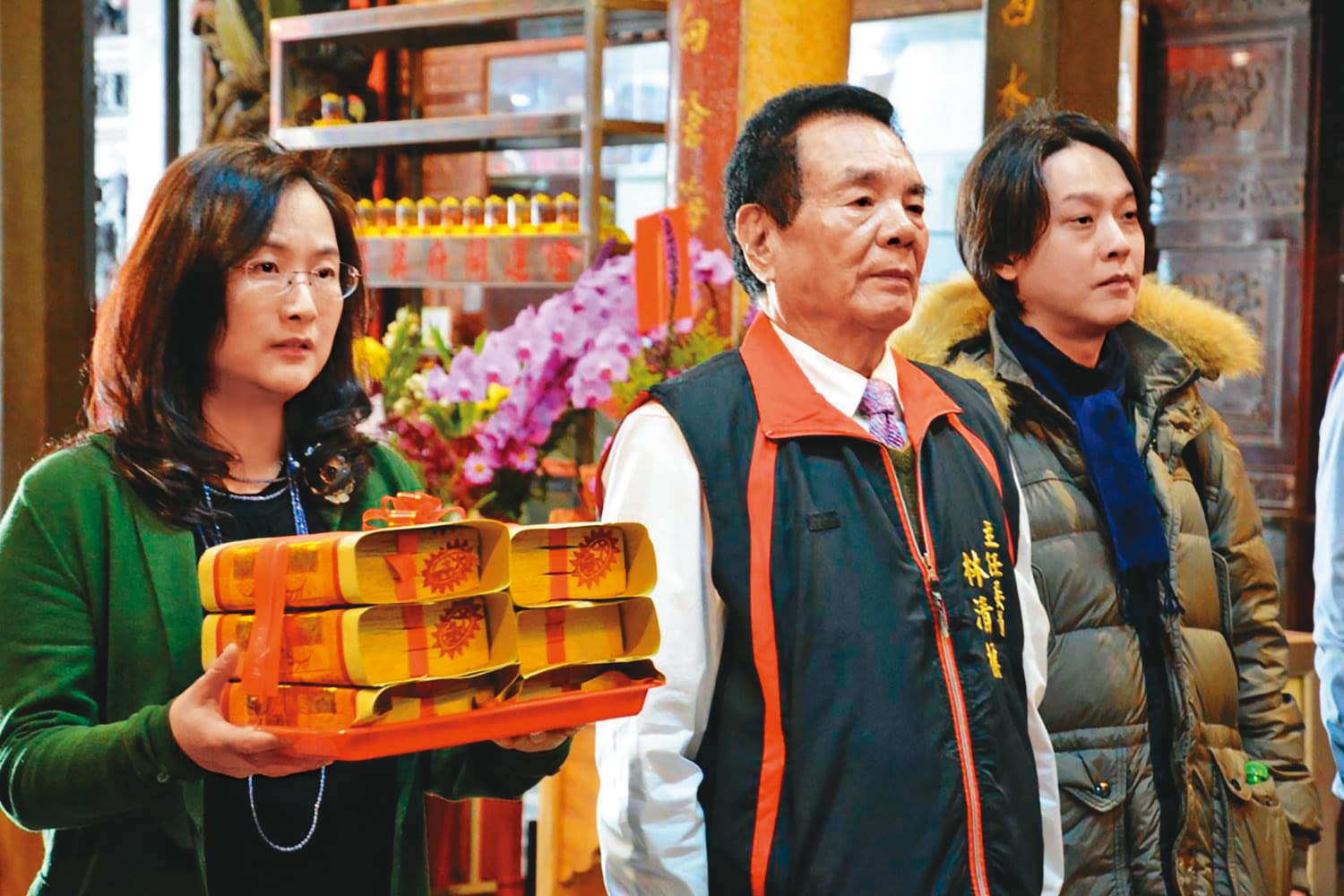 呂安妮(左)與王文洋分手後,常回家鄉雲林縣台西鄉的安西府上香,信仰相當虔誠。(翻攝五條港安西府張李莫千歲開基老祖臉書)