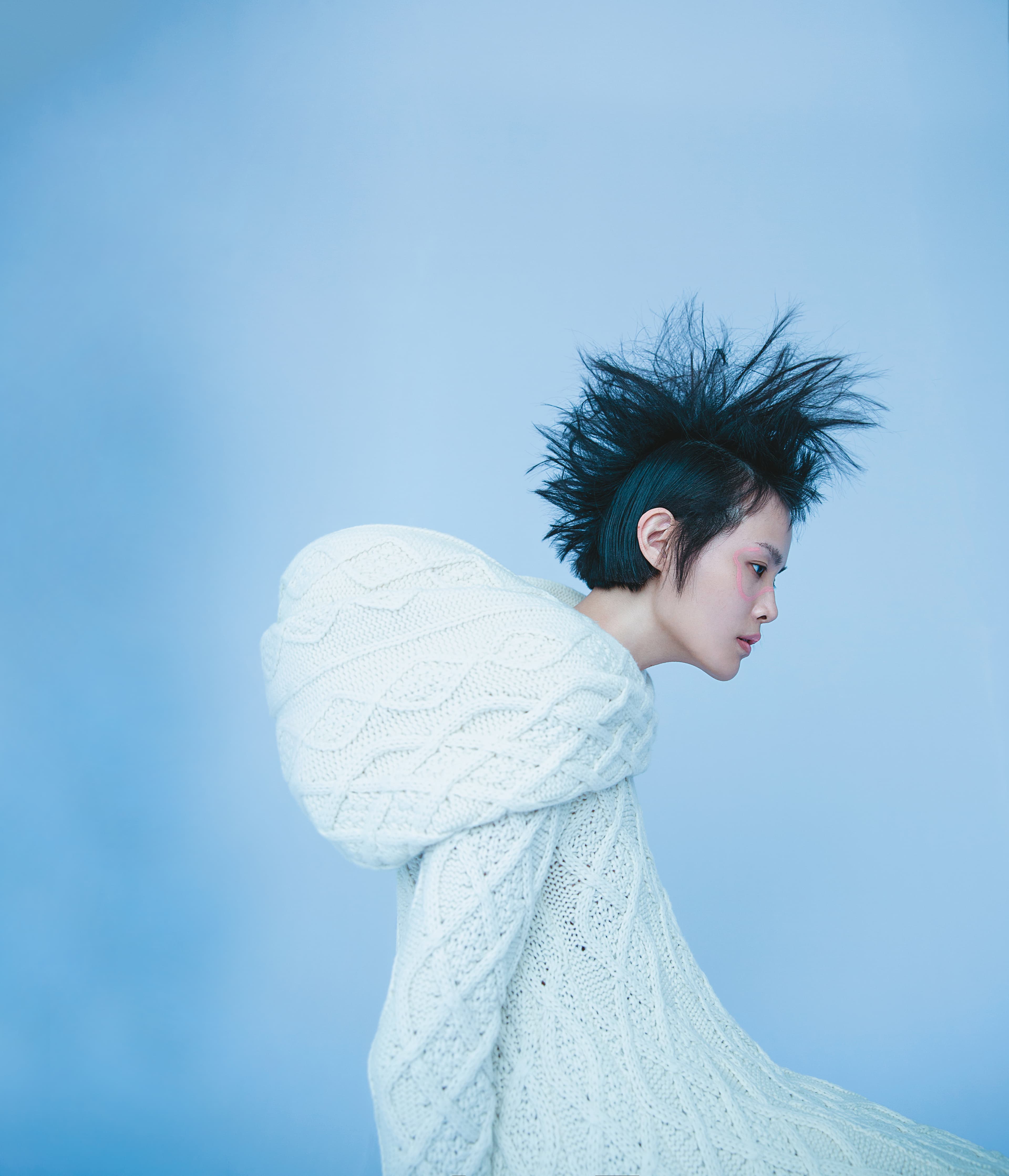 米杏色粗針織洋裝 價格店洽/米杏色粗針織圍巾 價格店洽 All by LOEWE