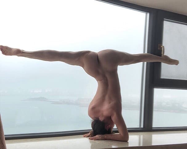 懷孕7個月的袁合榮仍看不出孕肚,裸體倒立展現線條之美。(翻攝袁合榮Instagram)