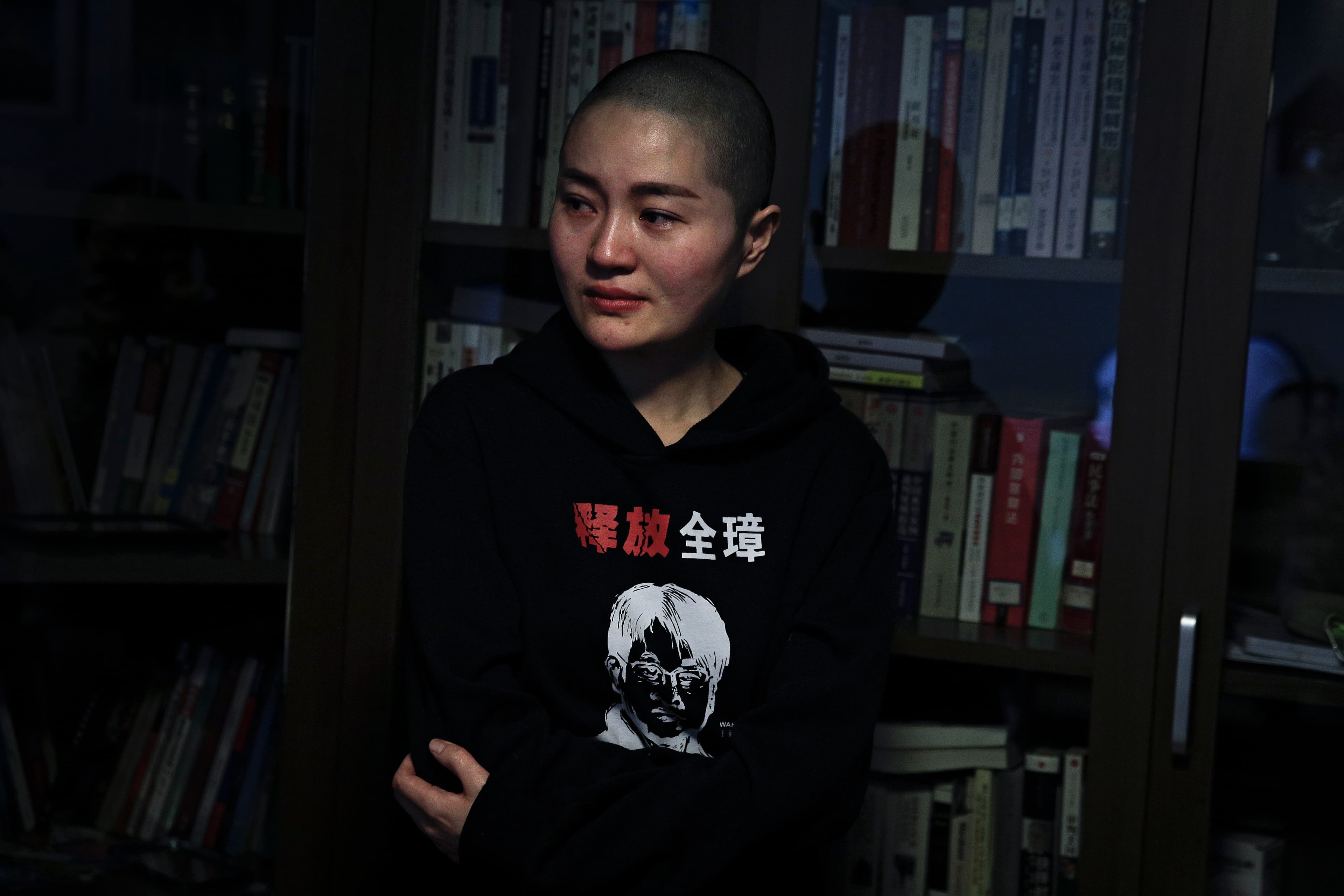 王全璋被抓後,李文足展開救夫行動,引發國際關注。圖為她穿上自行印製的衣服,布面印著丈夫頭像,要求當局釋放王全璋。(達志影像)