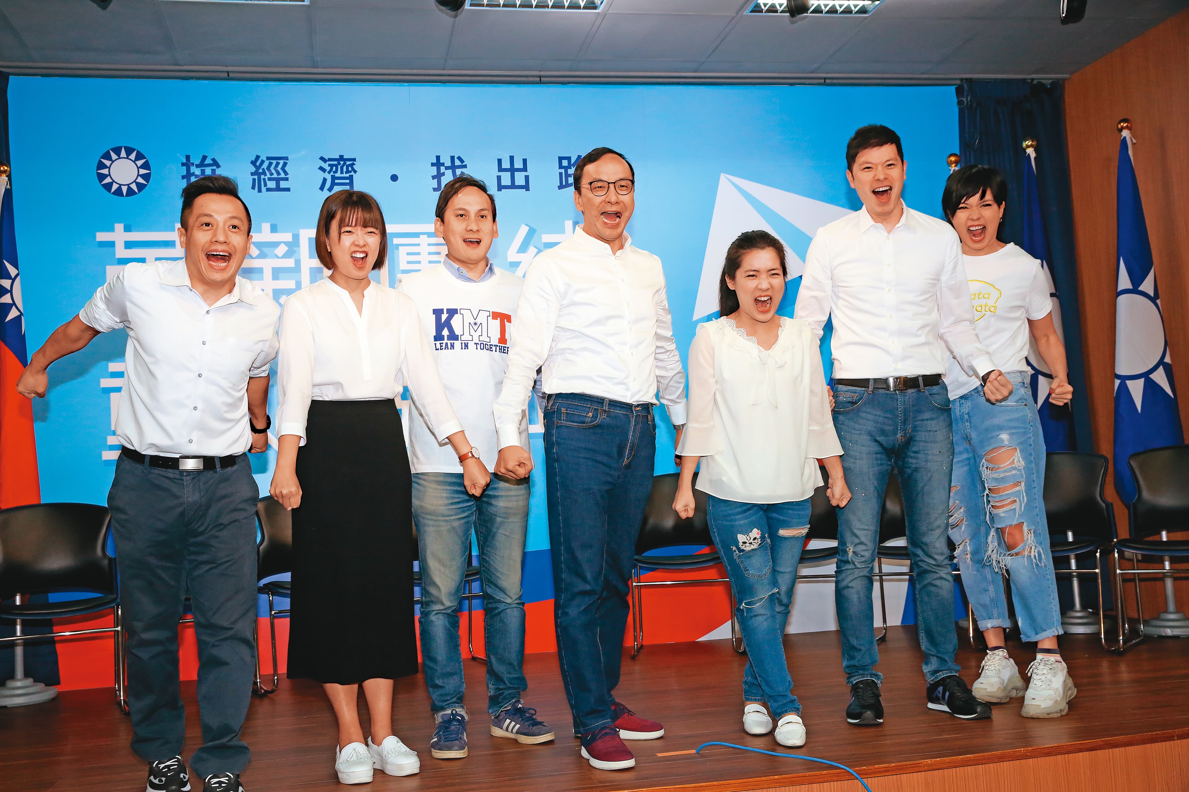 獲不少青壯派民代力挺的朱立倫(中),將復出角逐明年藍黨魁改選。圖為去年12月朱成立新世代戰鬥團。