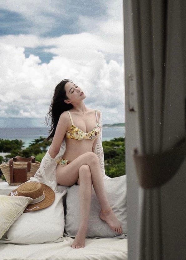 瘦身有成的歐陽妮妮,一襲性感比基尼,胸前風光一覽無遺。(翻攝自歐陽妮妮IG)