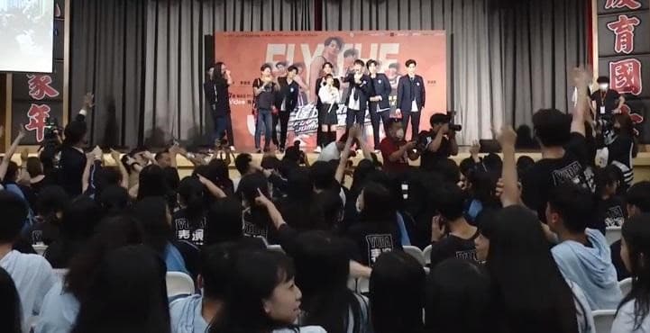 台下同學踴躍招手,和《違反校規的跳投》台上演員互動熱絡。(翻攝自《違反校規的跳投》臉書粉絲頁)