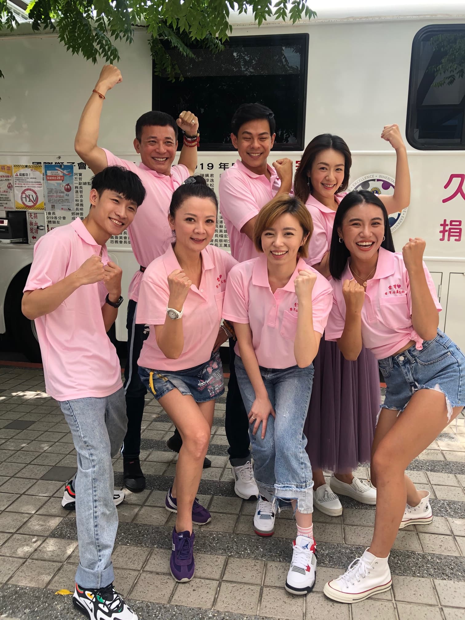 藝人高欣欣召民視鳳凰藝人王瞳、胡鴻達、李又汝、孫綻、蔡承翰、郭雅茹等人一起捐血要救人。(民視提供)
