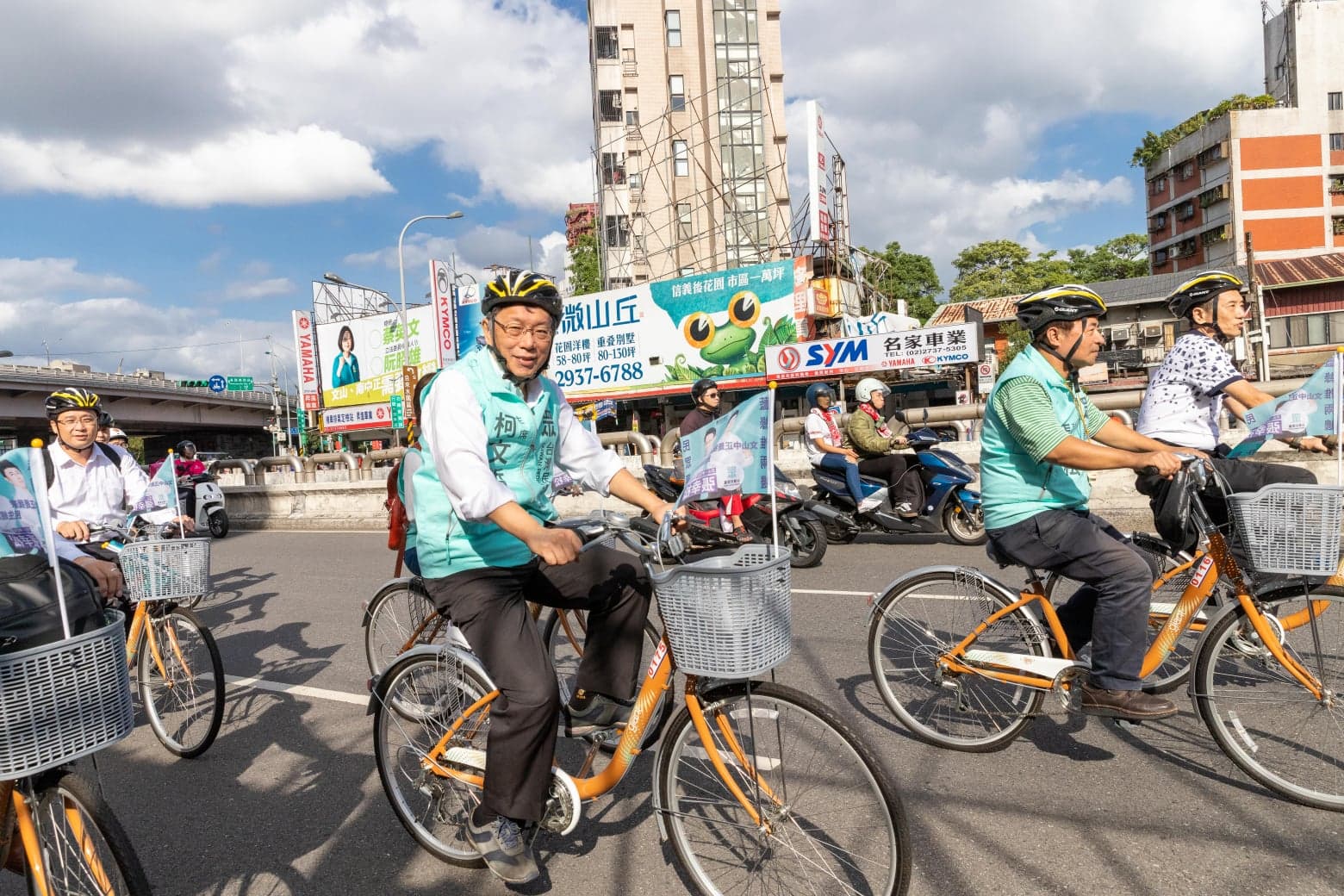 潘俊霖從柯文哲尚未當上市長就緊緊跟隨,一直到最近2020大選也全力以赴。(翻攝自潘俊霖臉書)