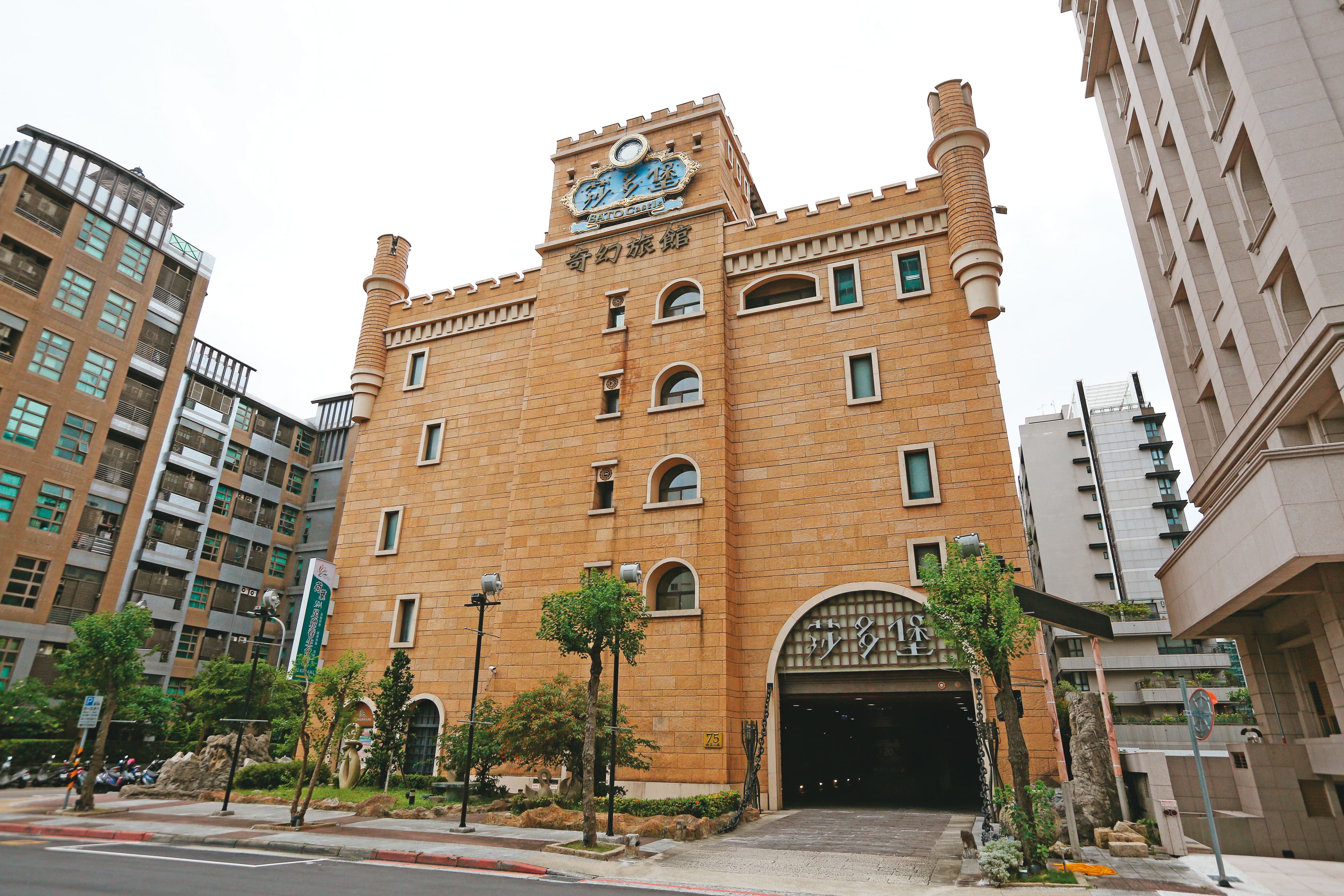 台北市莎多堡奇幻旅館占地800坪,是百億大亨張董的家產之一,近來傳出已遭張妻售出。