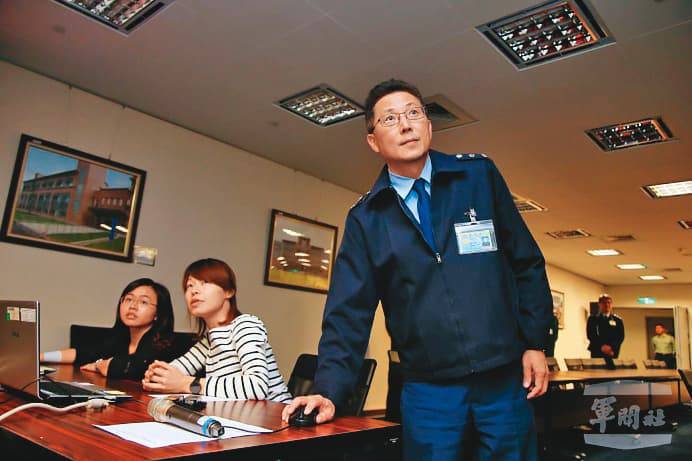軍備局少將處長張大偉(右)遭控在車上先收下500萬元賄款,並把車鑰匙拷貝給白手套,準備以死轉手方式收尾款。(軍聞社)