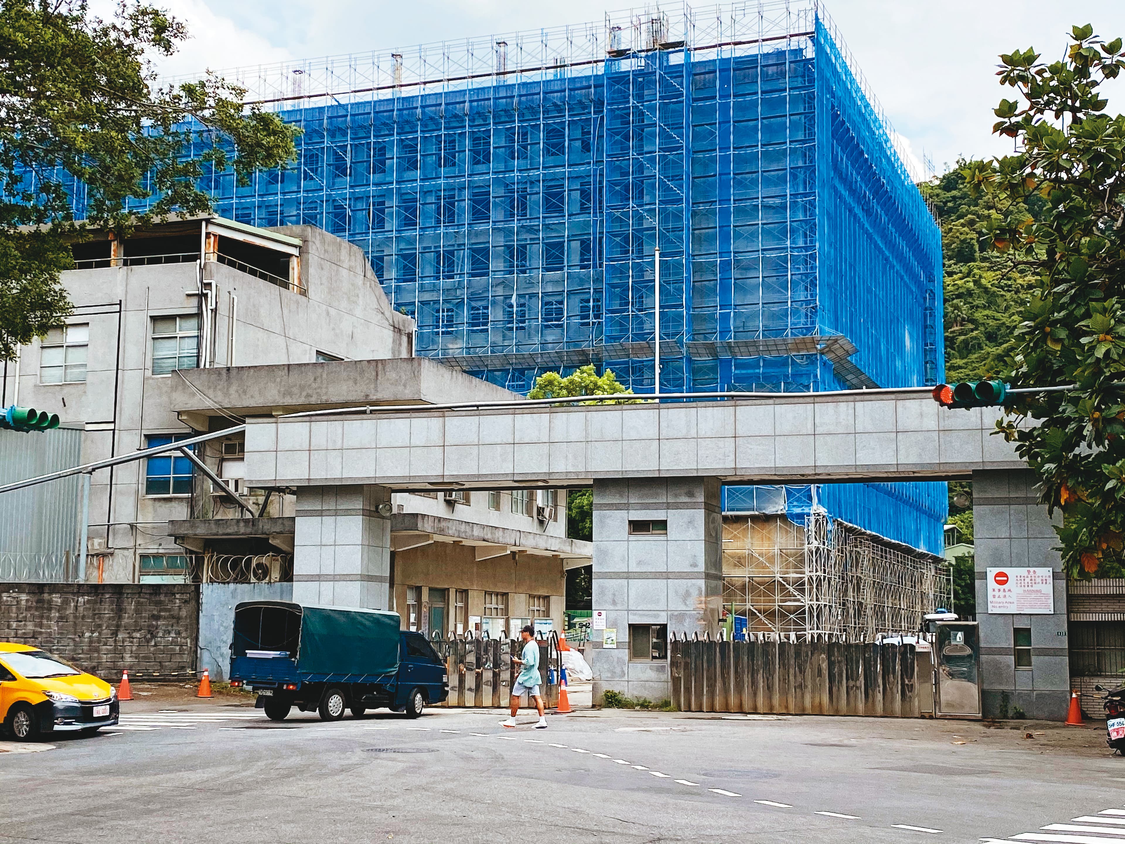 空作部營區改建工程斥資30億元,預計在今年底完工,包括戰管、通航、氣象等聯隊也會陸續遷入。