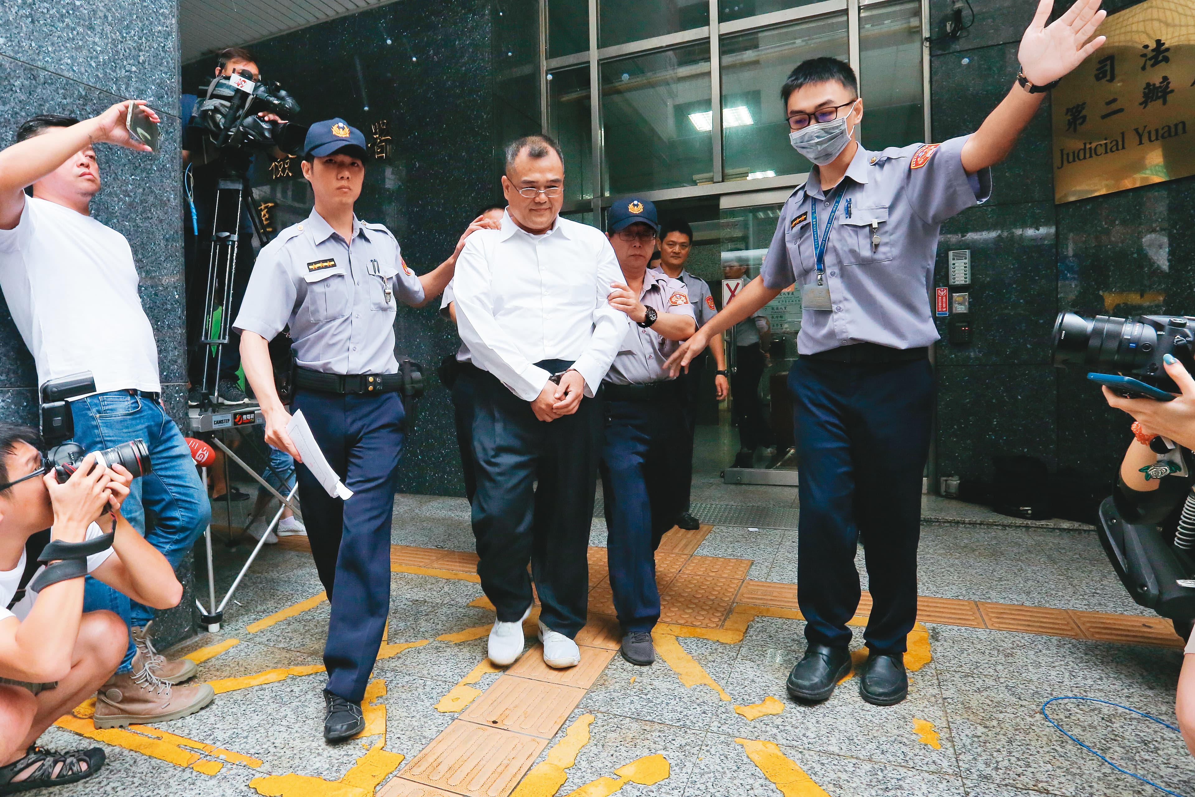 行政院前祕書長林益世收賄案纏訟多年,財產來源不明罪部分,先被判處2年徒刑確定。圖為他在2018年9月發監照片。(資料照片)