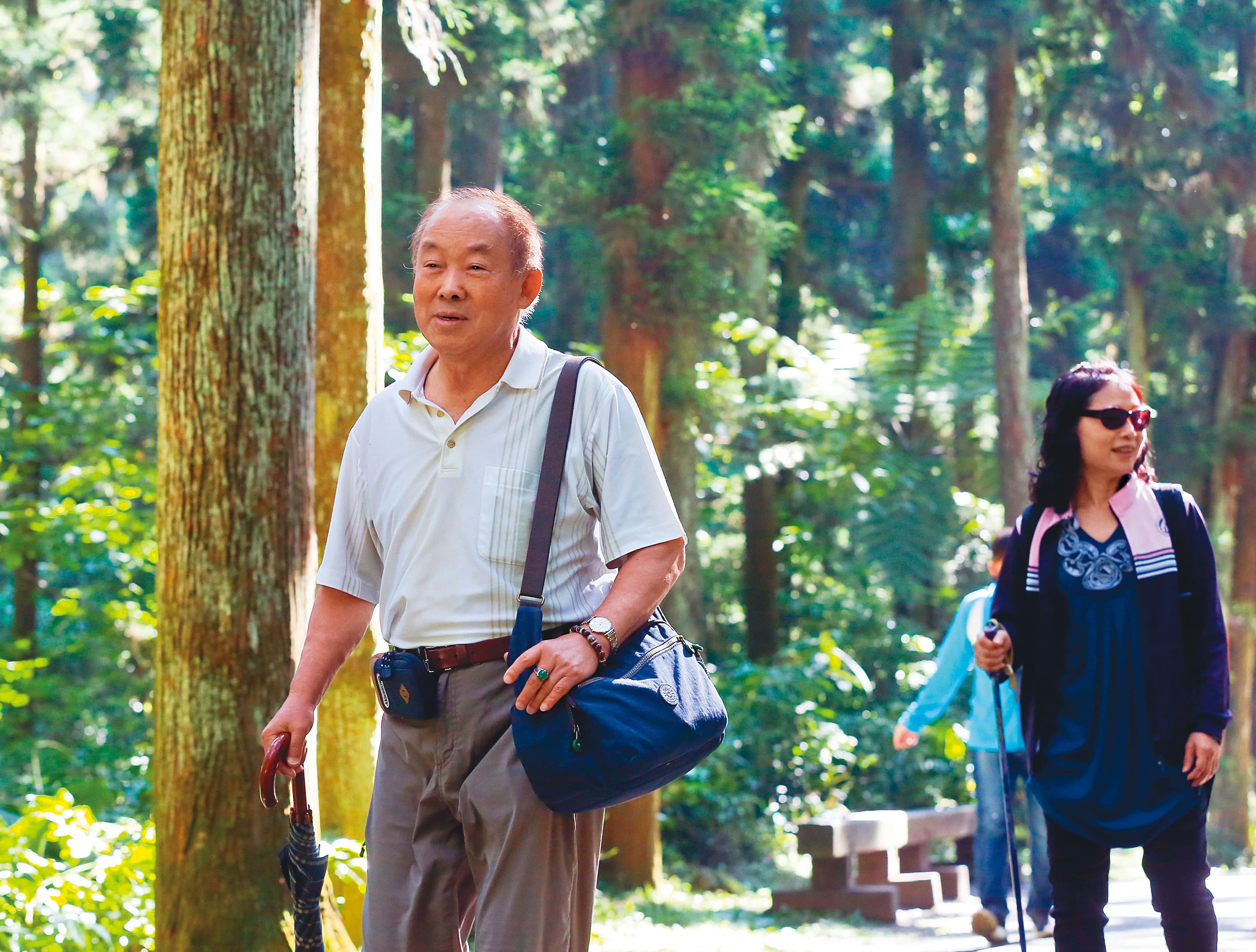 蔡其建(左)退休後,生活重心就是打造茶事業和爬山。