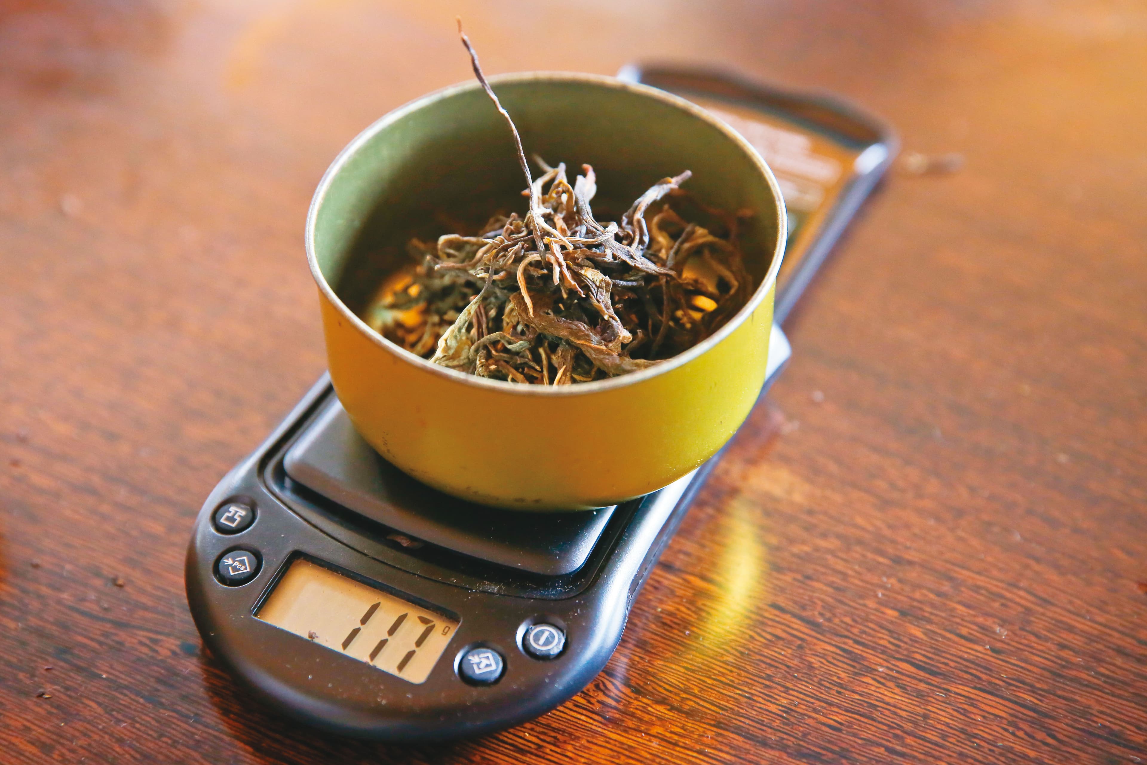 蔡其建泡茶講究,掰下普洱茶後秤重,以免茶湯和茶香走味。