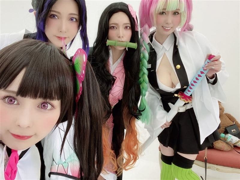 波多野結衣(左2)與閨密女優一起Cosplay《鬼滅之刃》,網友大讚「還原度超高」。(翻攝自波多野結衣推特)