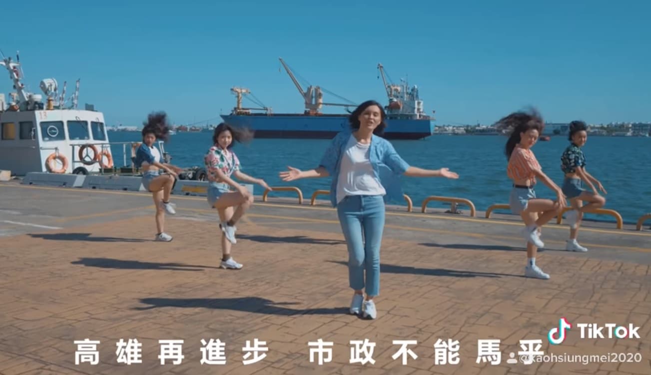 「高雄Mojito」MV中有一句歌詞「高雄再進步 市政不能馬乎」將馬虎打成「馬乎」。(翻攝自李眉蓁臉書)