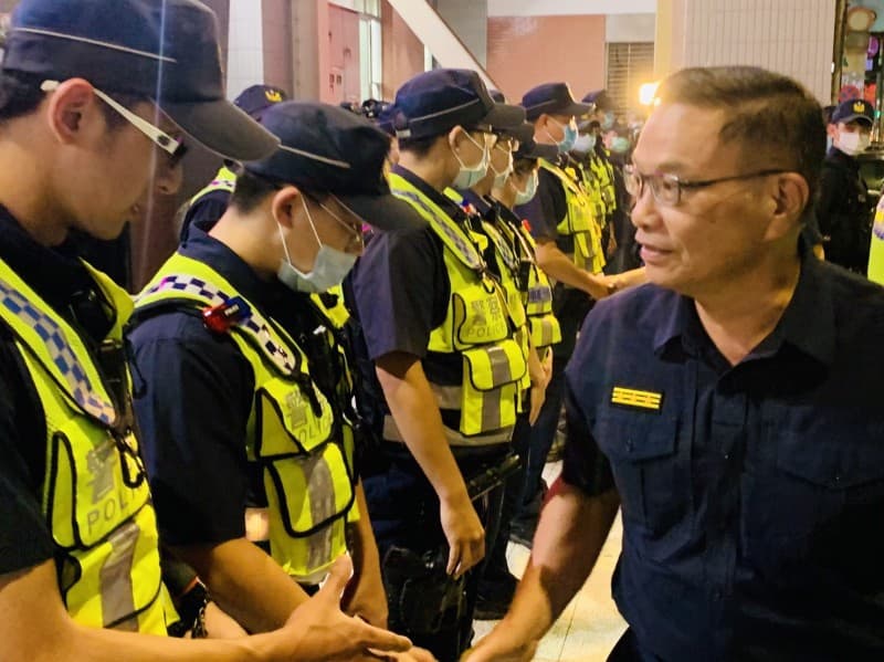 桃警展現打擊犯罪決心 警政署副署長黃宗仁(右)親臨中壢警分局慰勉第一線同仁。(警方提供)