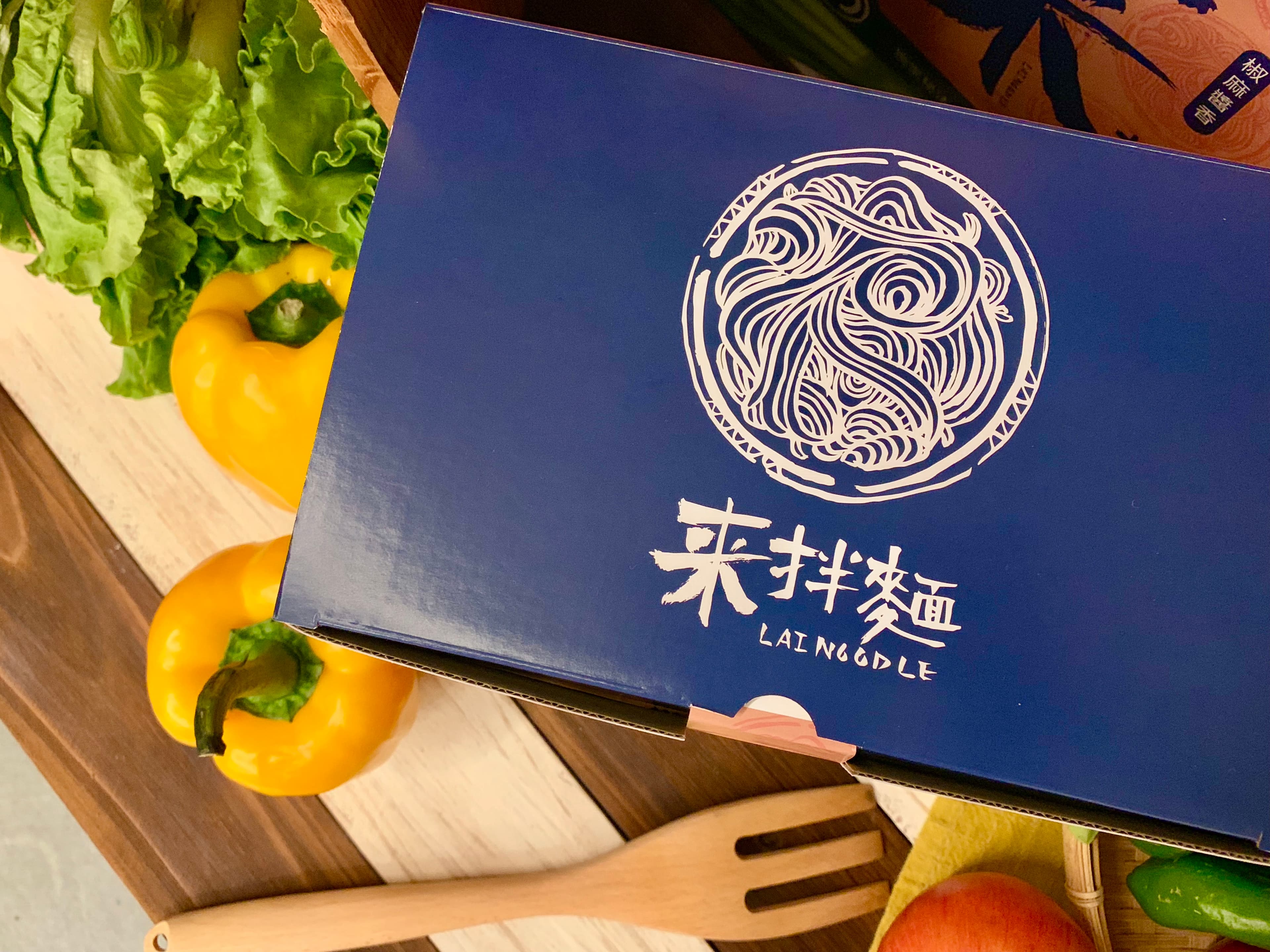 Daniel Wong以「來」字作為設計元素,Logo圖樣是碗公裝著滿滿麵條,仔細看,也藏著一個來字。