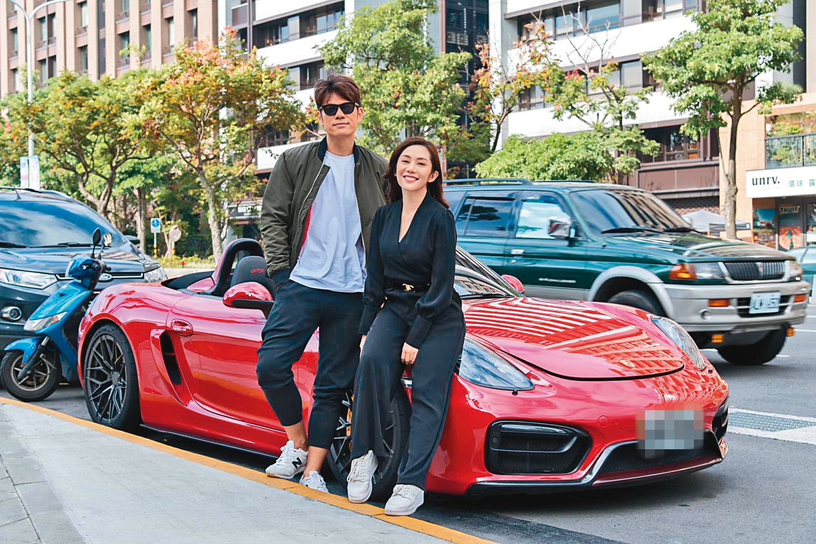 陳志強(左)在《炮仔聲》中和王宇婕(右)有不倫戀情,最近該劇即將殺青。(三立提供)