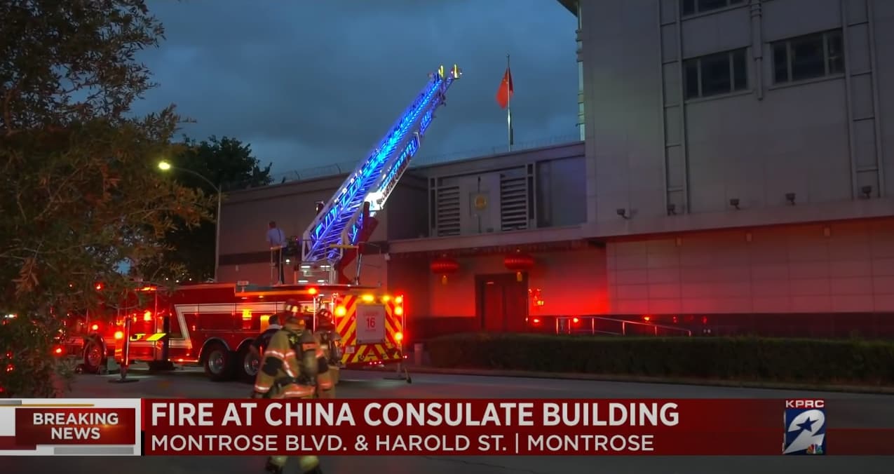 中國駐休士頓總領事館被要求在72小時內撤離,外交人員急燒機密文件。(翻攝自KPRC 2 Click2Houston YouTube)