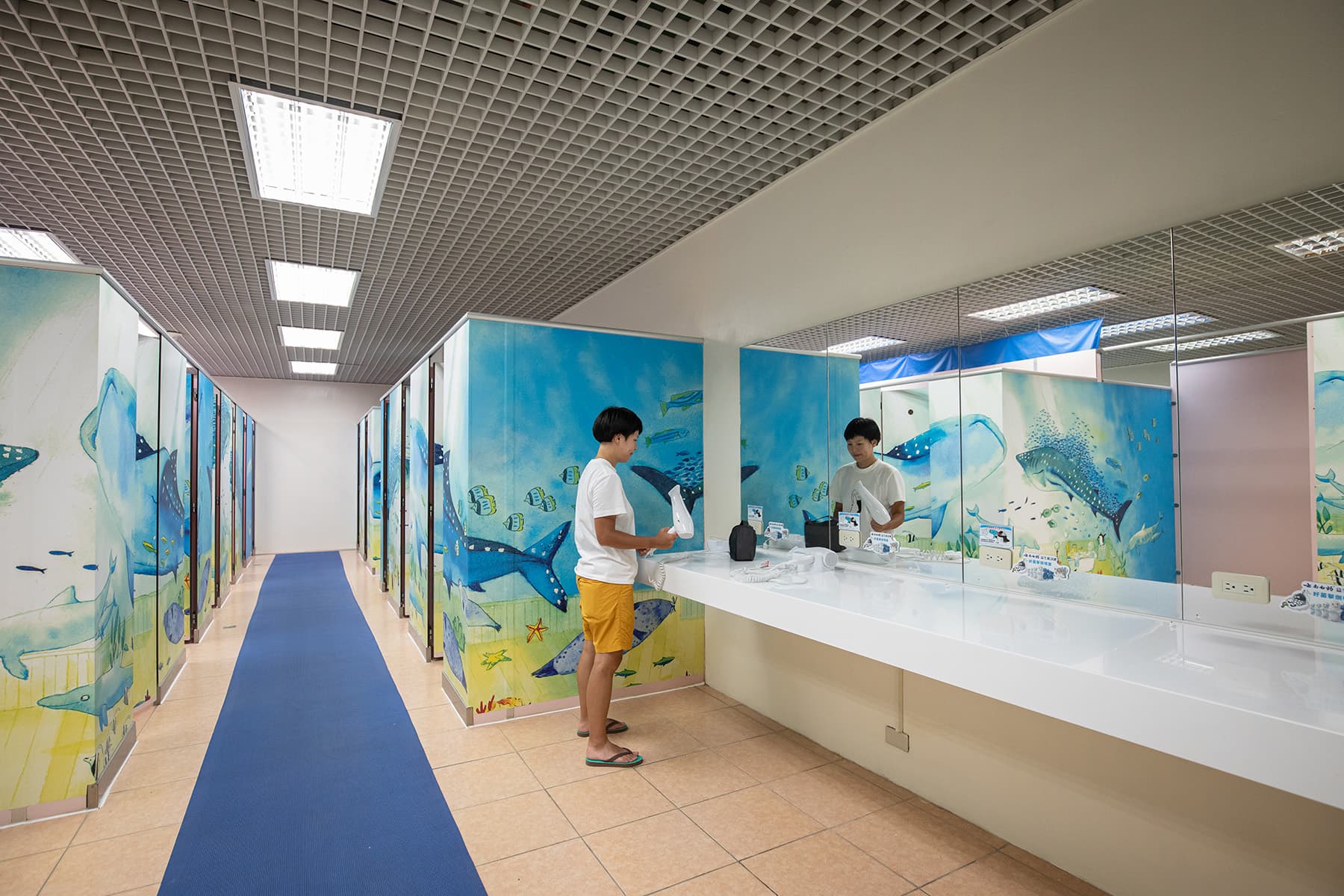 海生館內的淋浴空間寬敞乾淨並提供吹風機,只需自備盥洗用具與毛巾等私人用品。