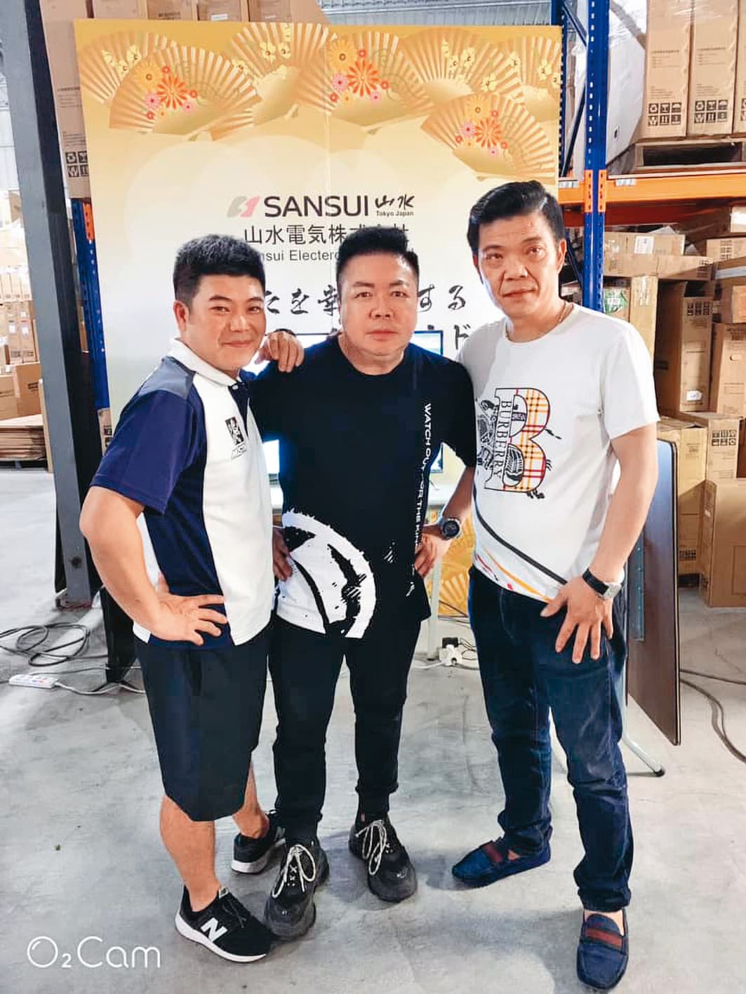 馬國畢(左)是「王三郎來了」直播平台的主要藝人,兩人平均1週2場直播,月入24萬元以上。(翻攝自王三郎來了直播)