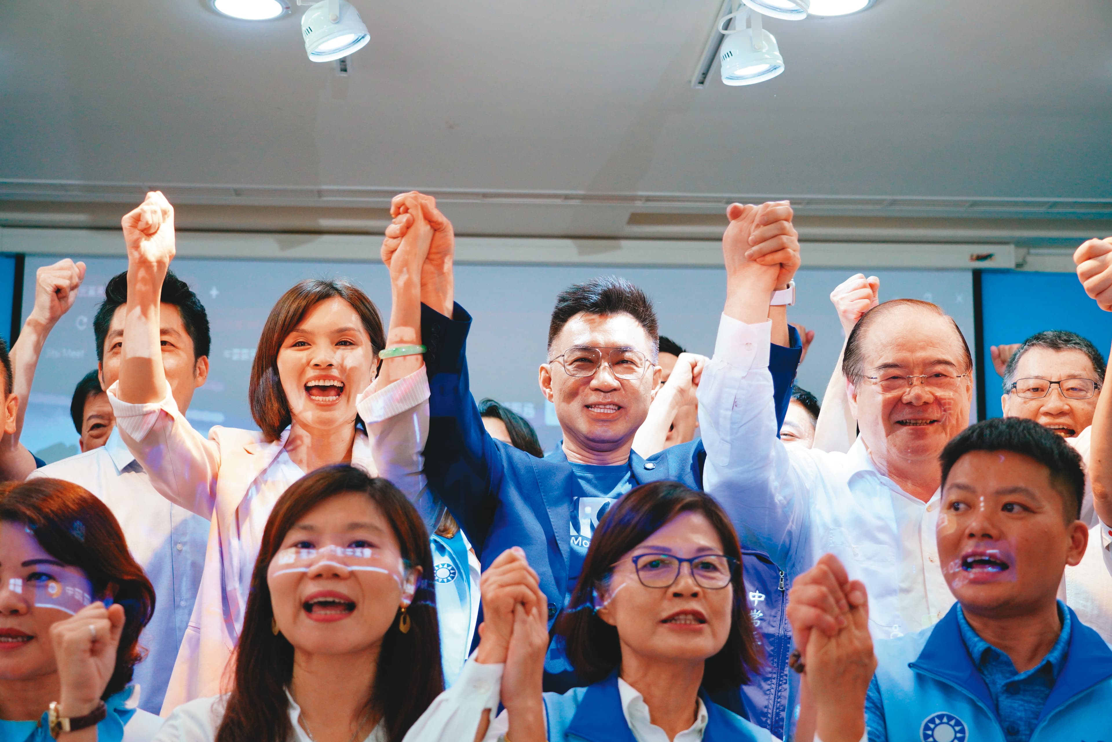 藍營地方盛傳,李眉蓁之所以出線成為市長補選候選人,是祕書長李乾龍聽從市黨部的提議。