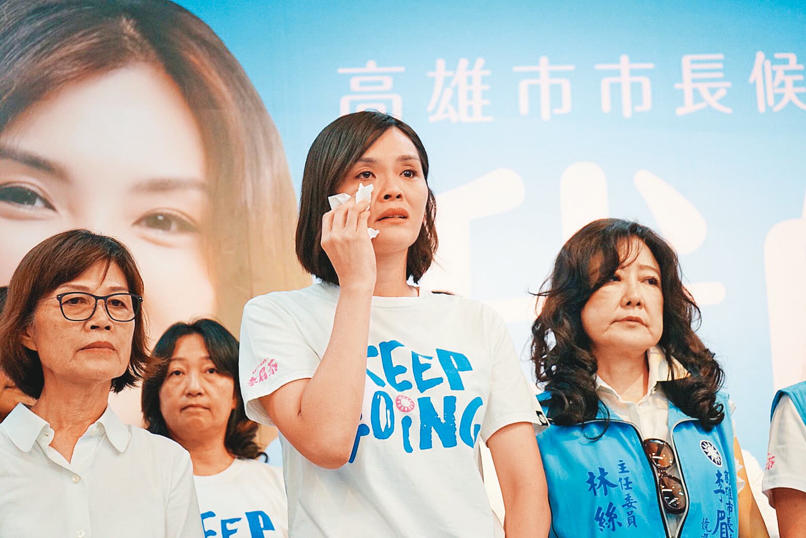 23日李眉蓁才緊急滅火,再度召開記者會,上演落淚戲碼,為論文抄襲正式道歉。(李眉蓁競辦提供)