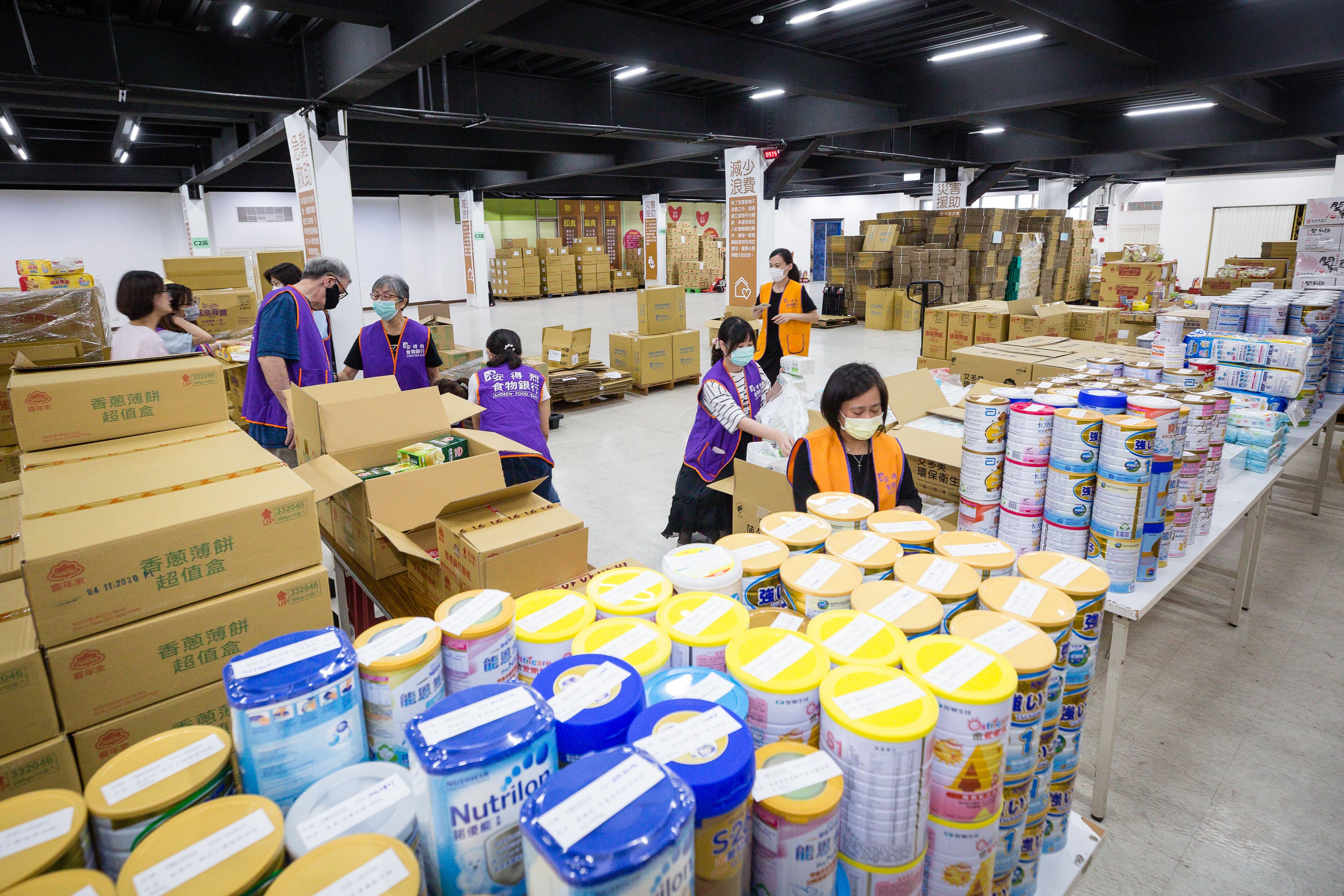 安得烈位於新北市新莊的倉庫內,每日都有志工協助整理奶粉、尿布、白米等物資。