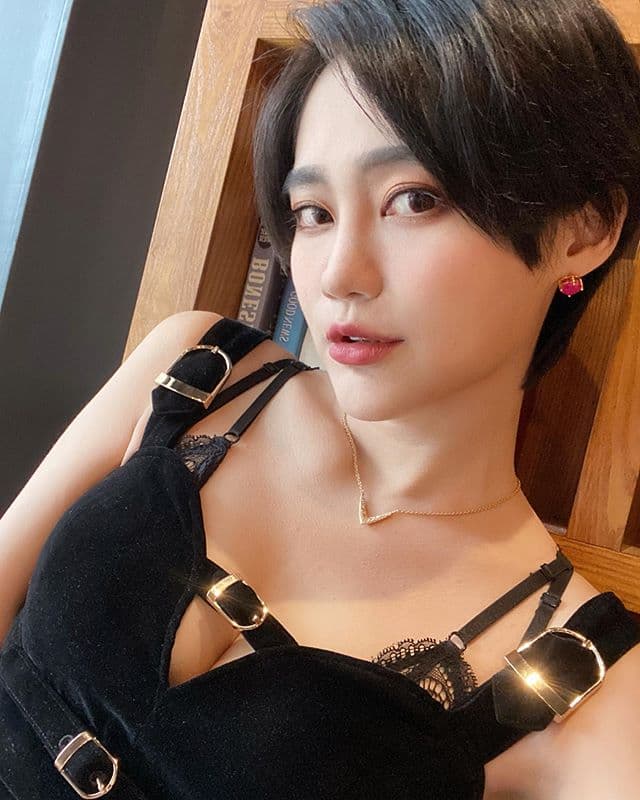 賴品妤貼出深溝性感照,讓自己性感身材一覽無遺。(翻攝賴品妤IG)
