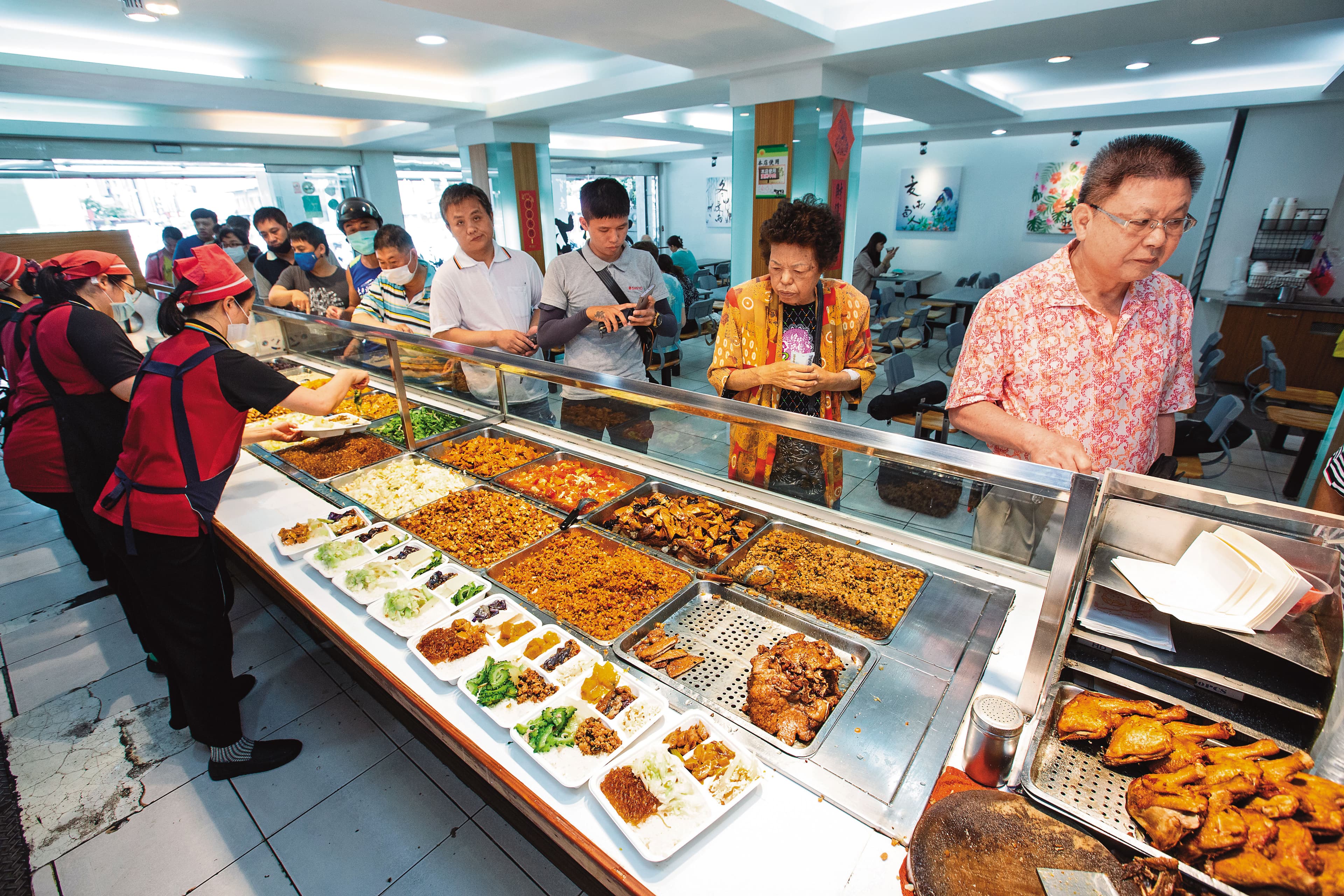 熱海排骨大王是花蓮第一家排骨飯,80年代首創16道配菜隨客挑選,被稱為花蓮鄉親的後廚房。