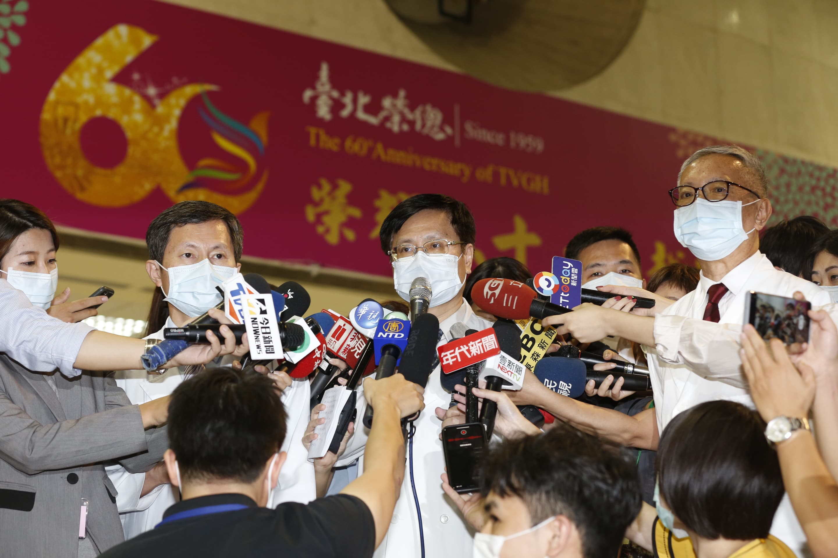 榮總主治醫師晚間出面說明李前總統病逝的情況。左起:林永煬(重症醫學部部主任)、黃信彰(副院長)、主治醫師陳雲亮。