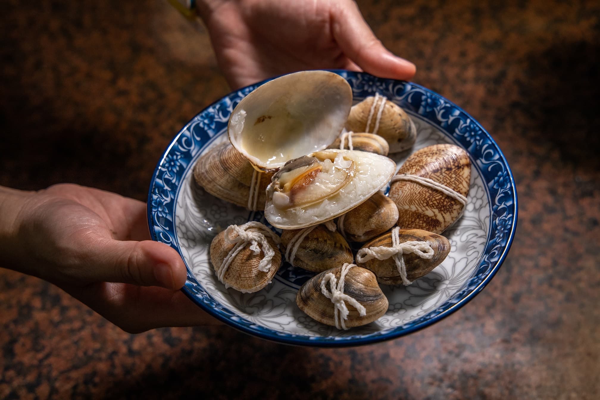 早年澎湖人清明時的食品「大蛤包飯」,如今大蛤數量少,極少有機會可以吃到。