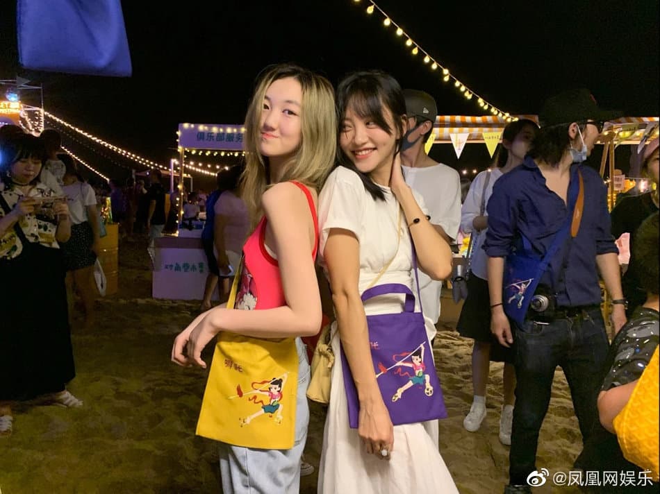李嫣染了一頭金髮,穿著紅色背心,整個人看來相當涼快。(翻攝自鳳凰網娛樂微博 )