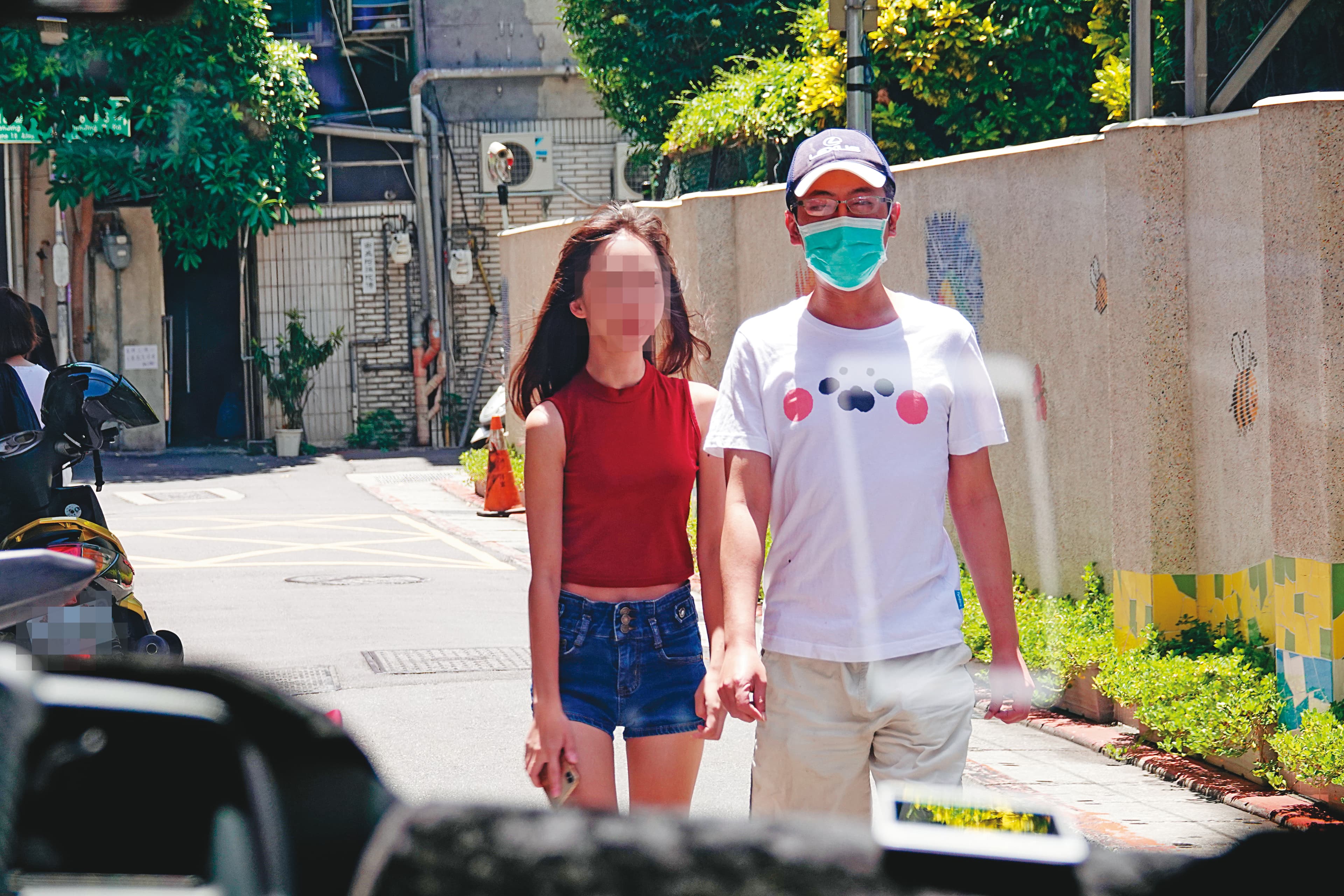 07/18 11:09丁允恭(右)與C女(左)共度一夜後,隔天中午才一起出門覓食。