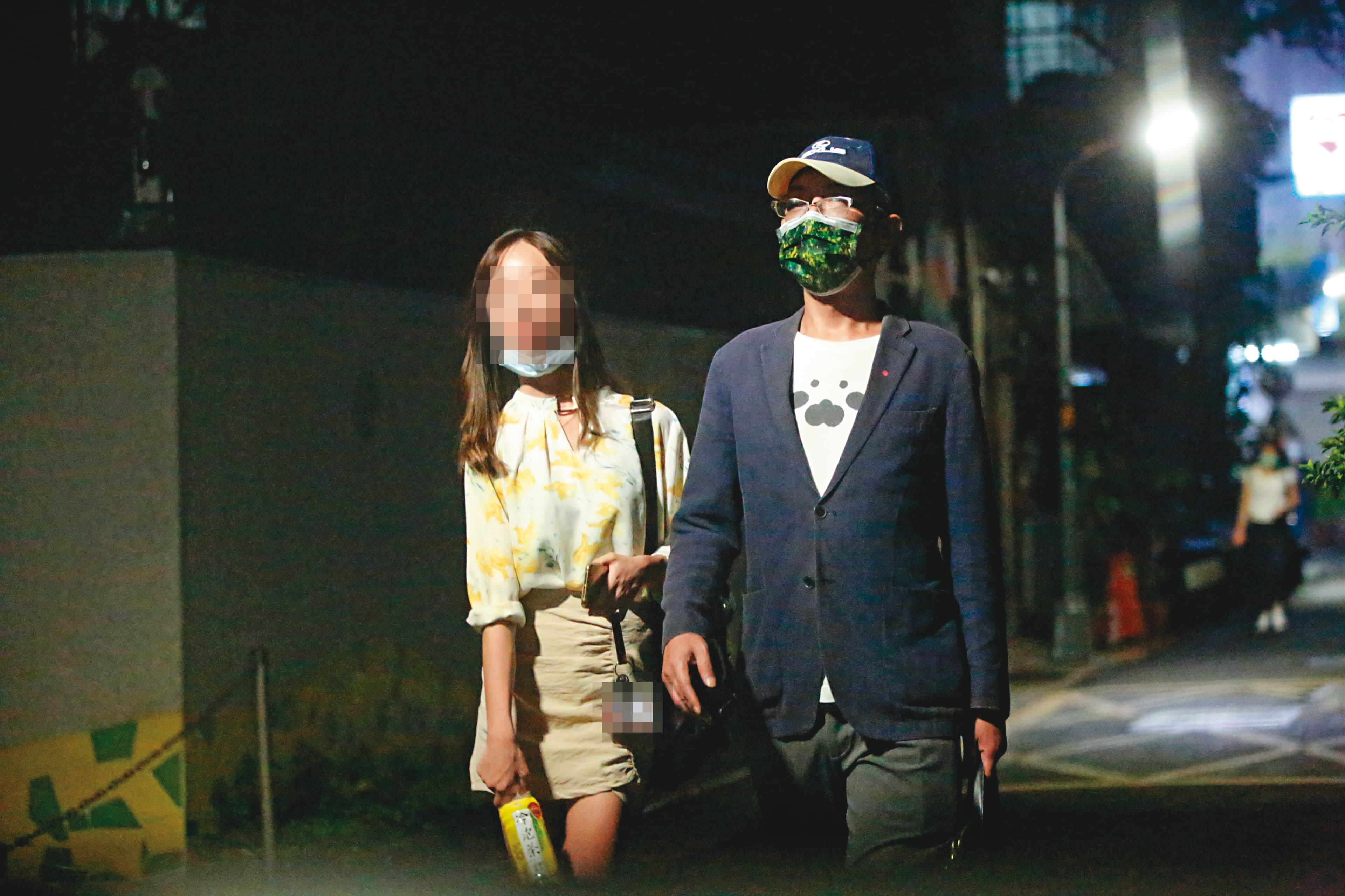 07/21 19:03丁允恭(右)與C女(左)在外碰面時,總是戴著帽子及口罩。