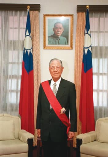 1988年前總統蔣經國逝世,李登輝在1月13日繼任第7任總統,當年已65歲。(李登輝基金會提供)
