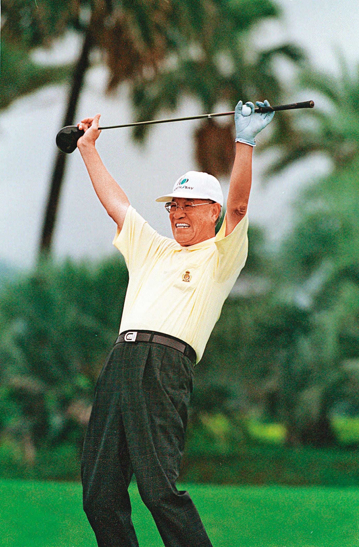 李登輝熱愛打高爾夫球。1998年8月他與旅美華裔高爾夫小將廖俊豪球敘時,在開球前大做暖身運動。(中央社)