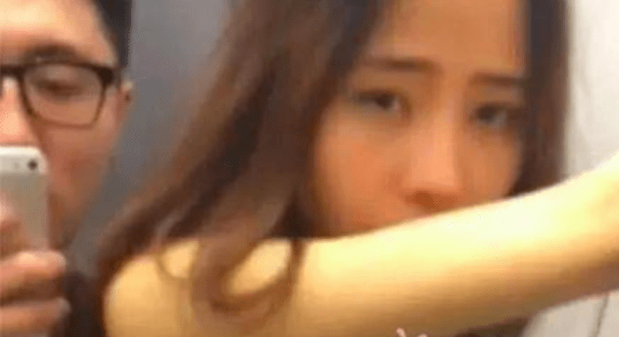 余藝是2015試衣間活春宮女主角,當時性愛影片一流出鬧得沸沸揚揚。(翻攝自微博)