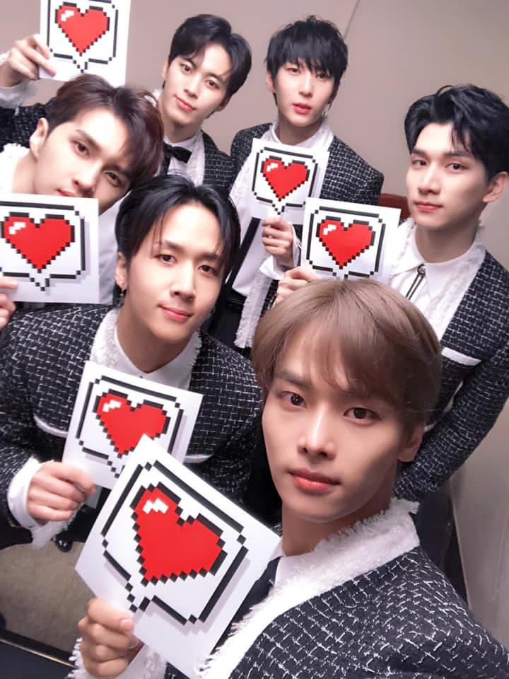 VIXX出道8年,在弘彬(後排左)退團後,繼續以5人組合活動。(翻攝VIXX FB)