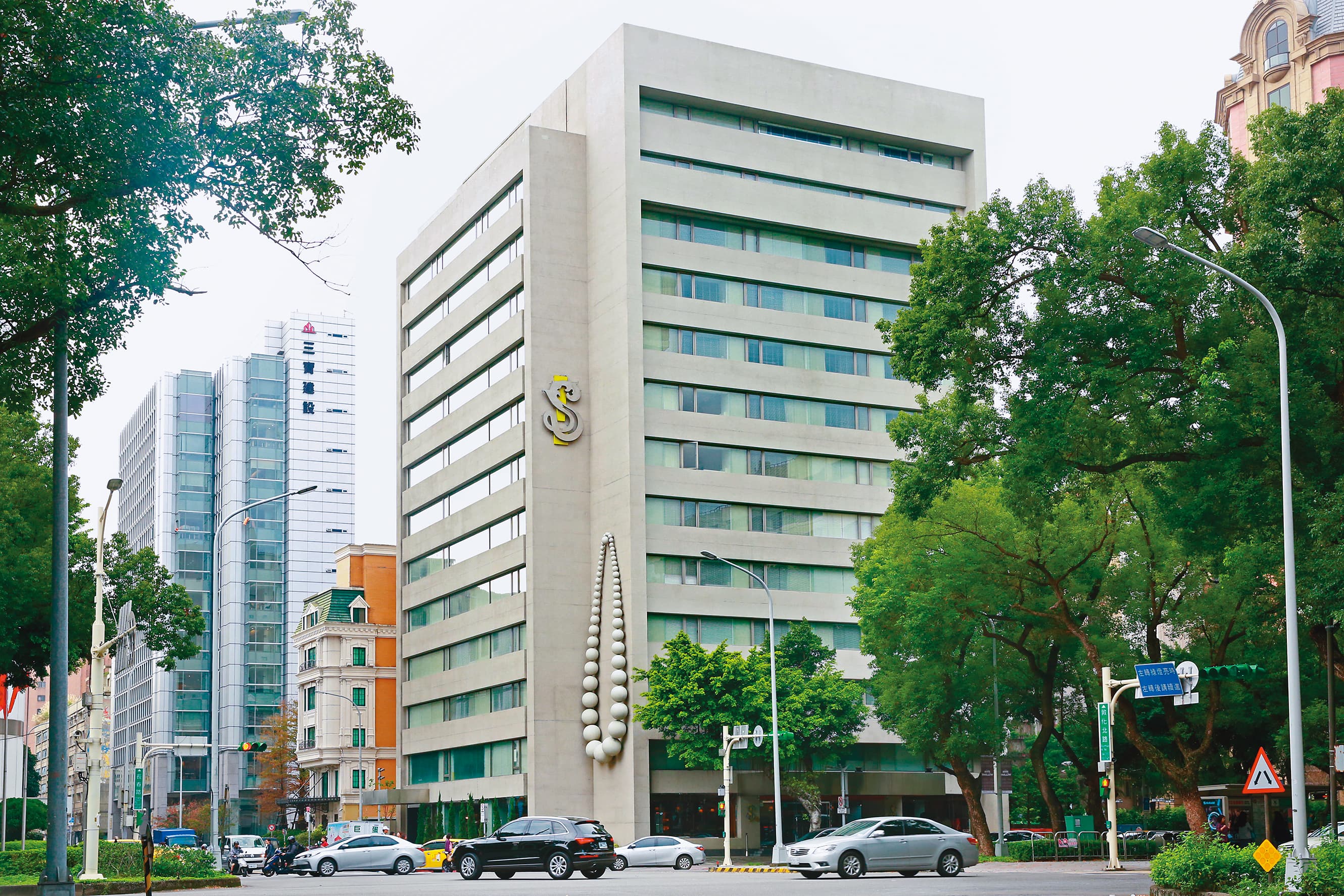 S Hotel曾傳營運狀況不佳,年初還要求員工放無薪假,之後變身防疫旅館,果然提高了住房率。