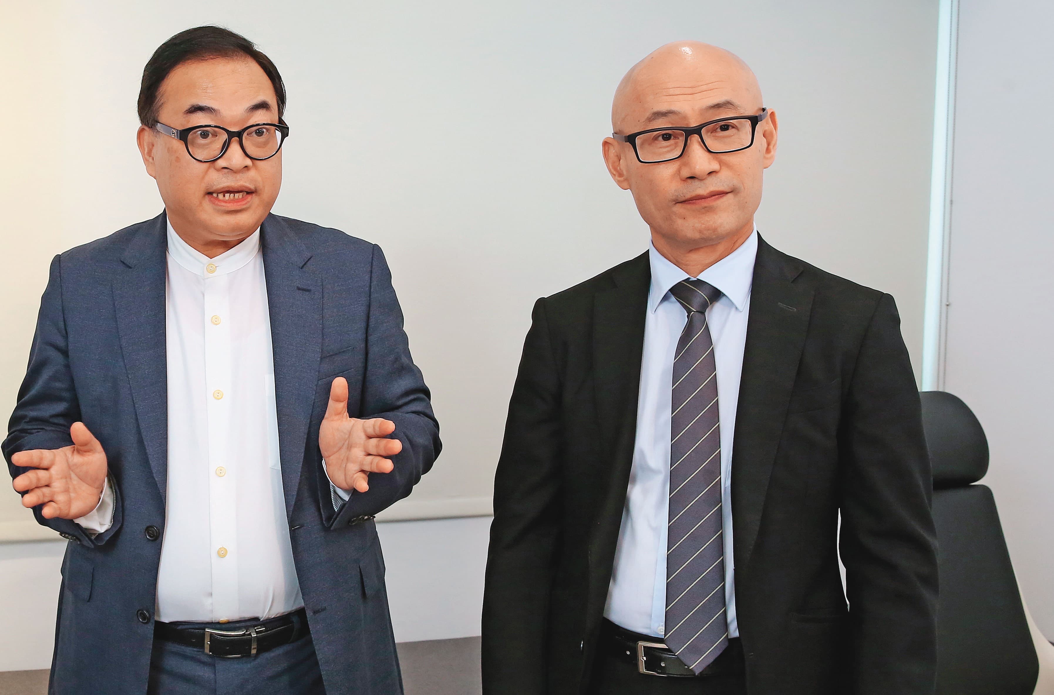 原與顏德新談好共治東林的市場派董事李懷原(右)、戴偉衡(左),不滿顏出爾反爾贏者全拿,決定以臨時股東會解任公司派董事,取得經營權。