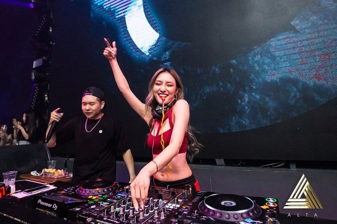 林佩佩是當紅DJ,常受邀出國表演。(翻攝自林佩佩IG)