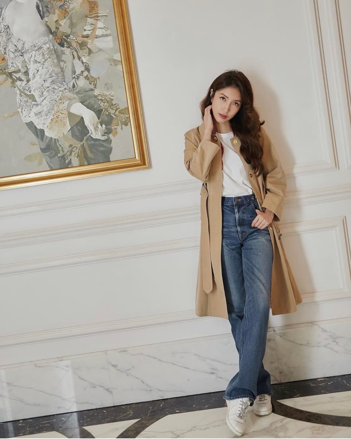 楊謹華以休閒look搭配BURBERRY風衣。(翻攝自楊謹華IG)