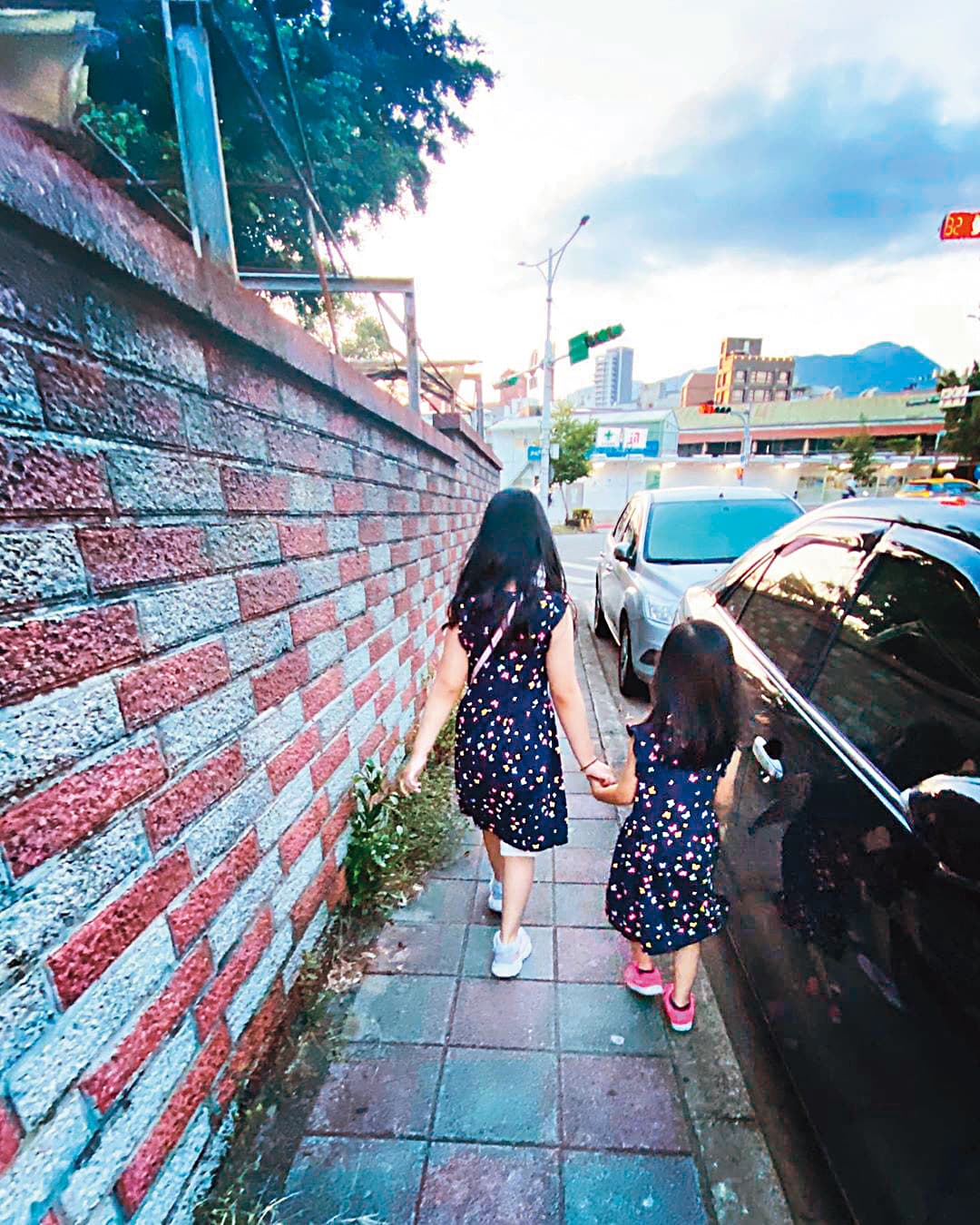 何妤玟被爆有公主病,但她大方回應兩個女兒才是公主,她是「皇后」。(翻攝自何妤玟IG)
