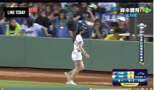 狗狗去年底在國際運動賽事當球僮,因跑步時雪乳上下晃動的一段影片被瘋傳而爆紅。(翻攝自大將軍豪洨專區-什麼都聊廢文區臉書)
