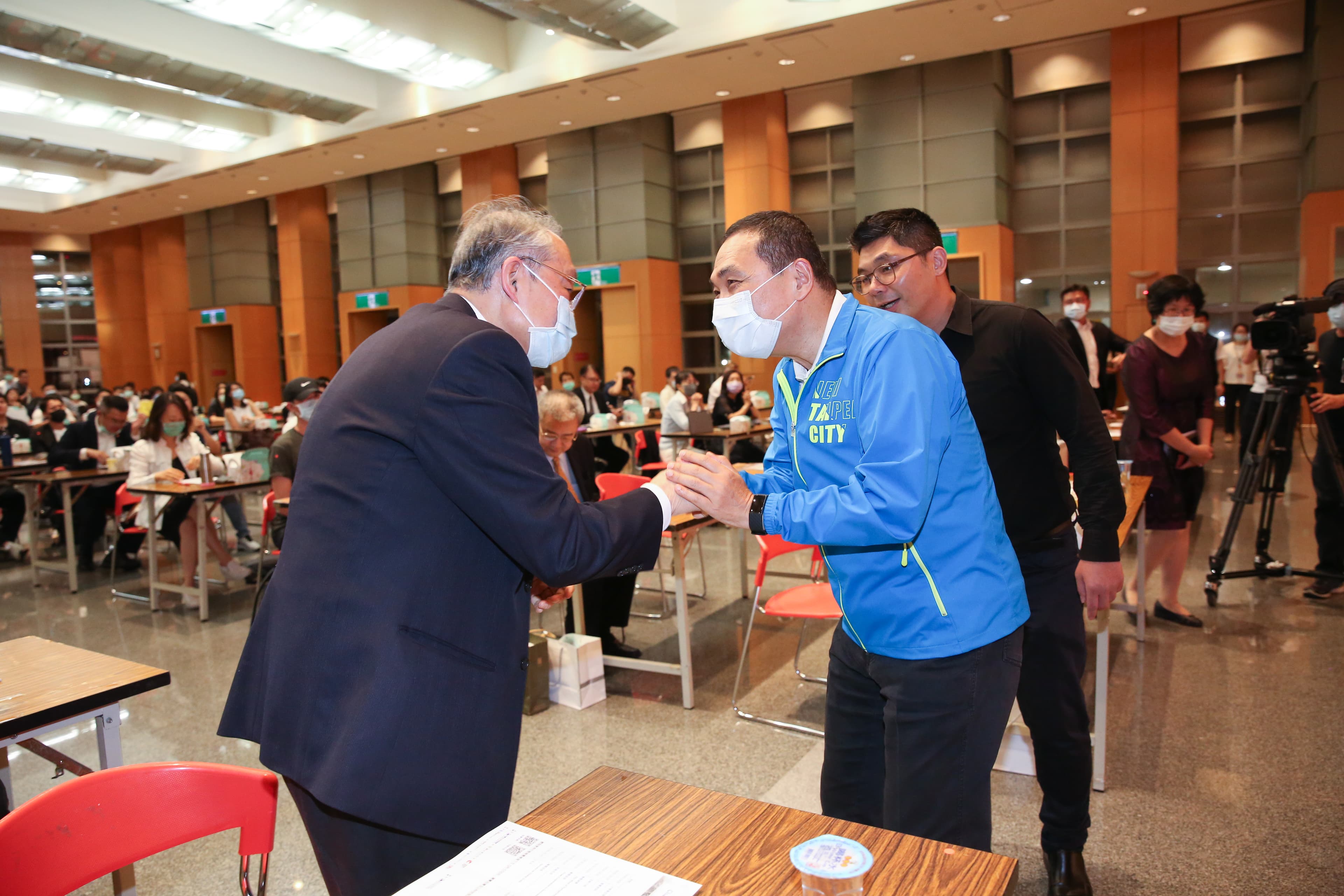 新北市長侯友宜(右)前往台灣玉山科技招商。
