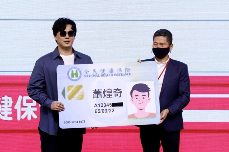 第二波藝fun券鎖定老年、未成年及身心障礙者3大族群,於今(31日)開始登記,歌手蕭煌奇(左)在24日的記者會站台。(翻攝自文化部官網)