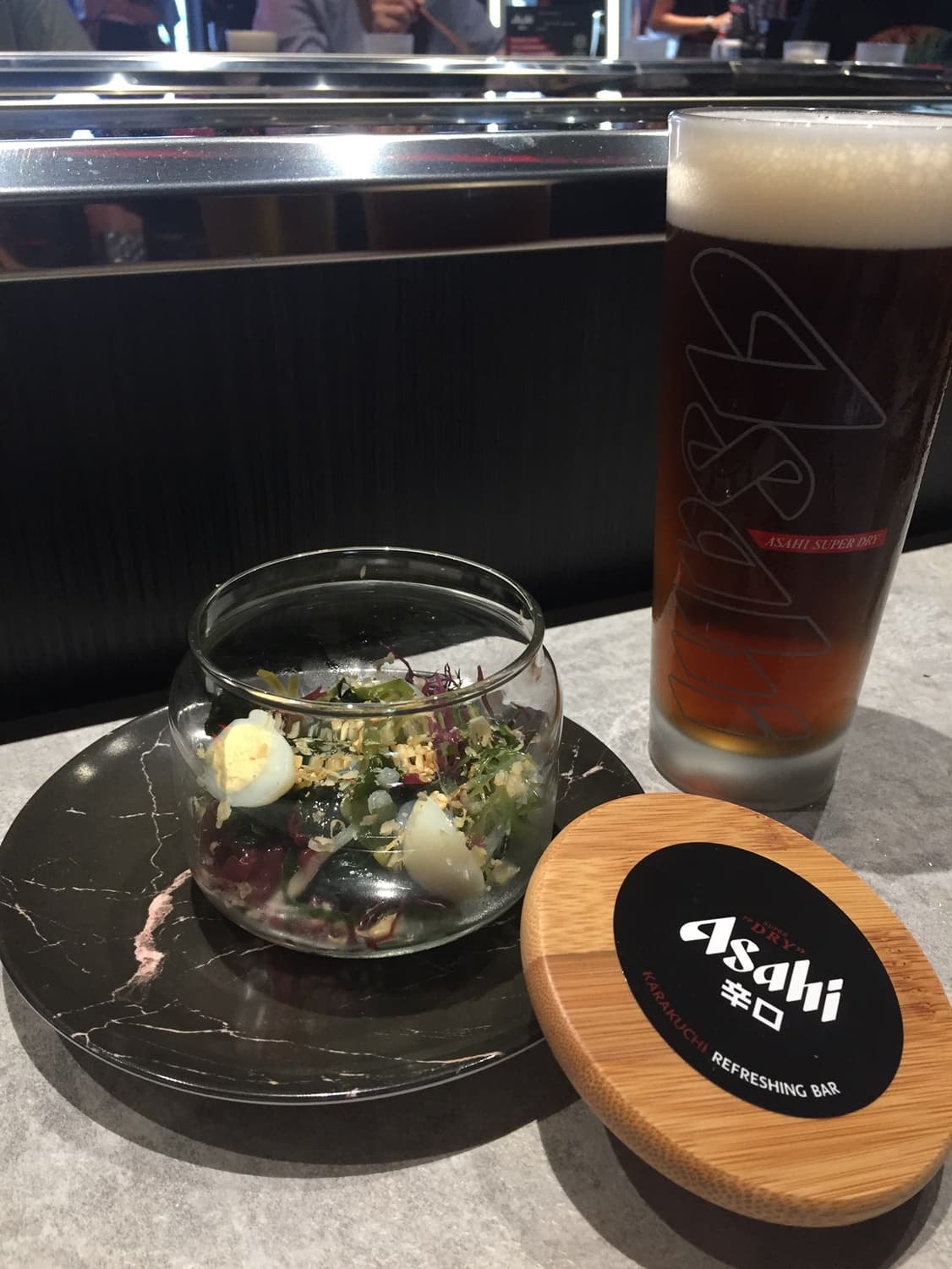 「煙燻海草物」一開蓋,濃郁煙燻撲鼻,勾人食欲。(120元/份)